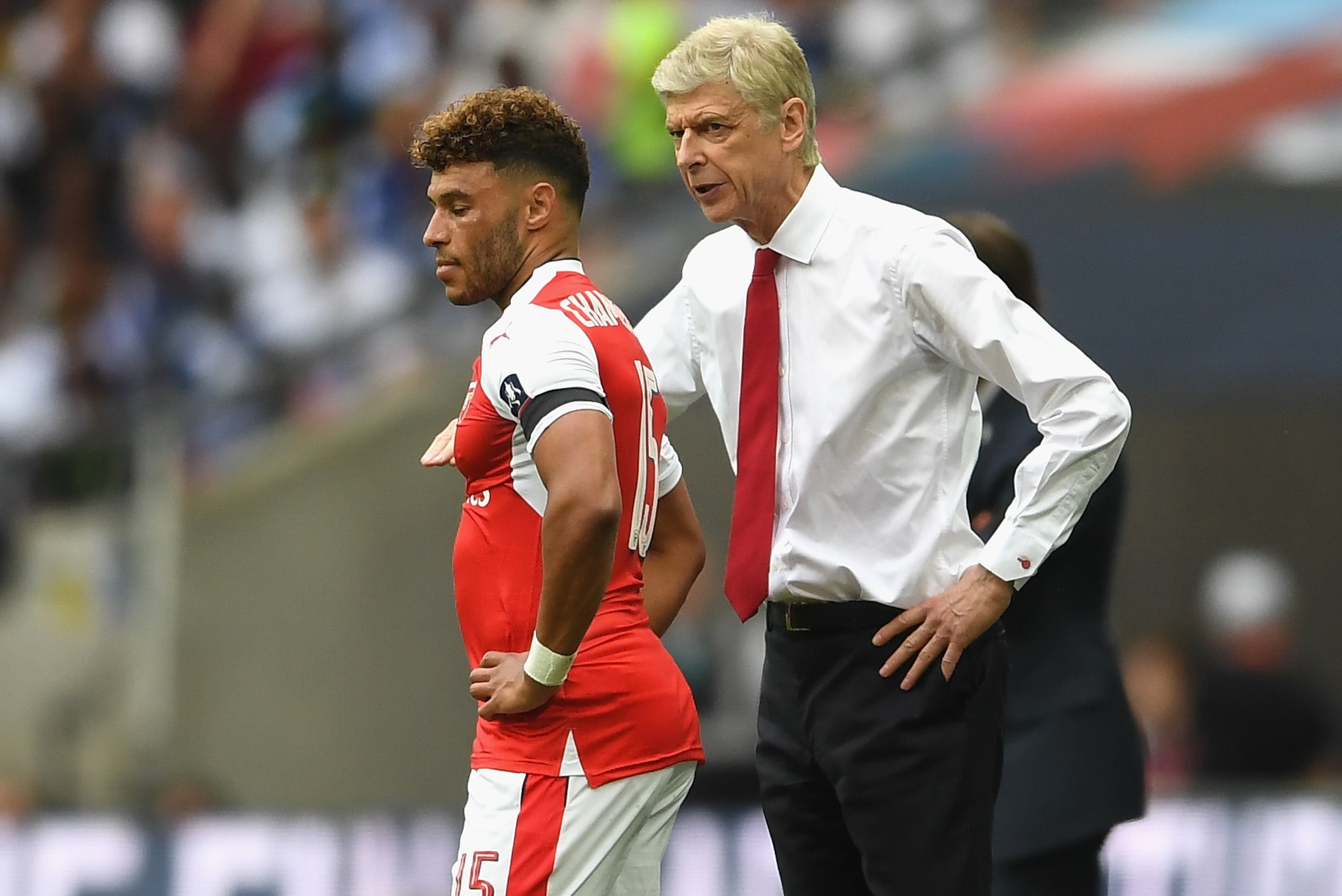 LONDON, ENGLAND - MAY 27: Arsene Wenger, Manager of Arsenal speaks to Alex Oxlade-Chamberlain of Arsenal during The Emirates FA Cup Final between Arsenal and Chelsea at Wembley Stadium on May 27, 2017 in London, England.  (Photo by Laurence Griffiths/Gett
