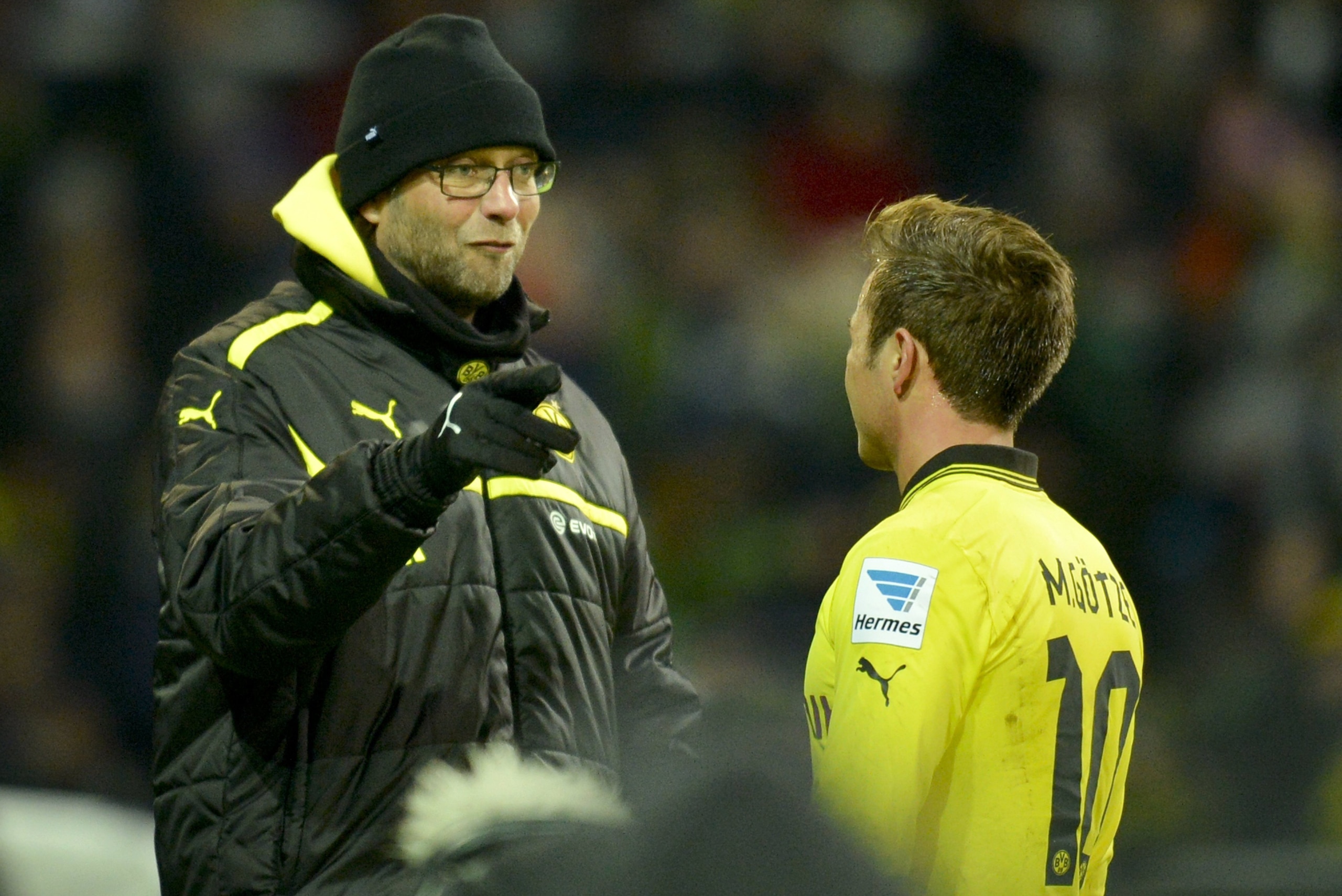 Dortmund's head coach Juergen Klopp (L) speaks with Dortmund's Mario Goetze during the German first division Bundesliga football match Werder Bremen vs Borussia Dortmund at the Weser stadium in Bremen on January 19, 2013.   AFP PHOTO / ODD ANDERSEN       