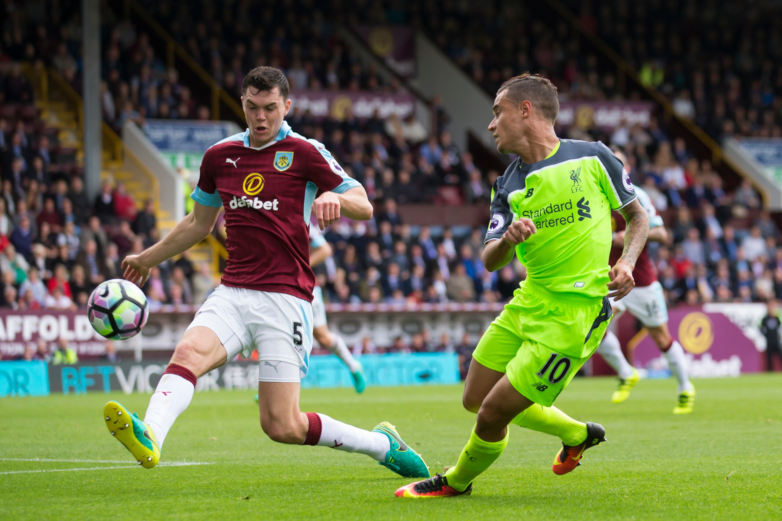Burnley's English defender Michael Keane (L) vies with Liverpool's Brazilian midfielder Philippe Coutinho during the English Premier League football match between Burnley and Liverpool at Turf Moor in Burnley, north west England on August 20, 2016. / AFP 