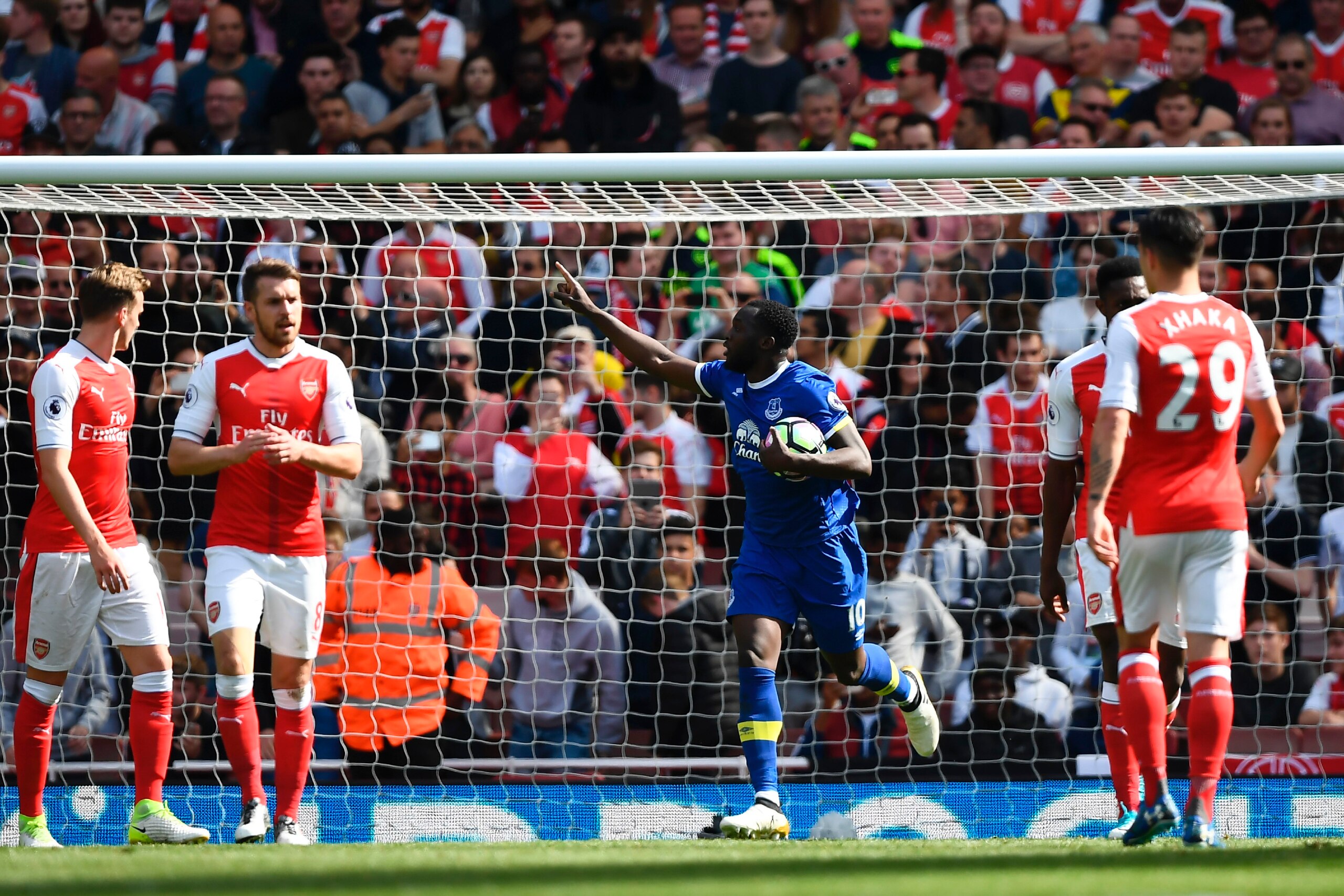 Everton's Belgian striker Romelu Lukaku (C) celebrates scoring their first goal during the English Premier League football match between Arsenal and Everton at the Emirates Stadium in London on May 21, 2017.  / AFP PHOTO / Justin TALLIS / RESTRICTED TO ED