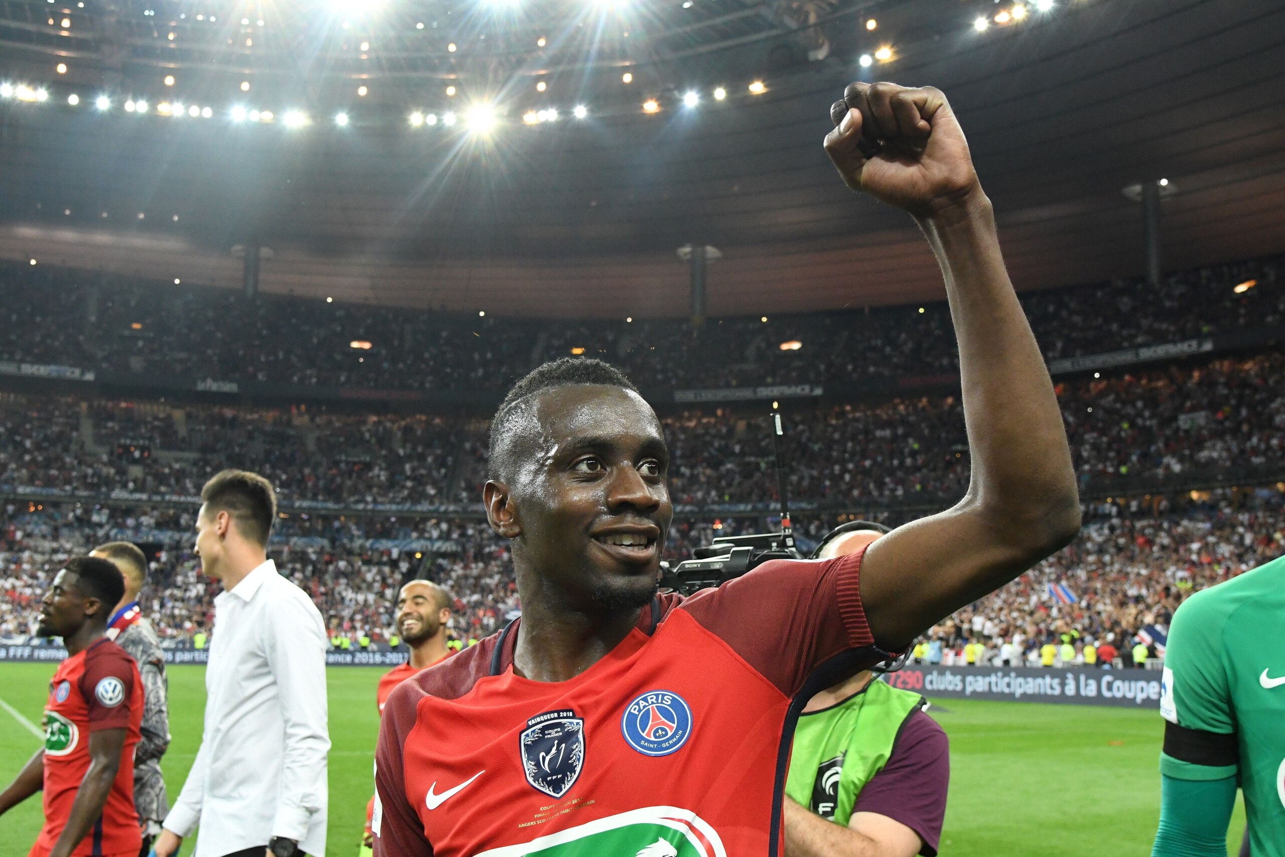 Paris Saint-Germain's French midfielder Blaise Matuidi celebrates after winning  the French Cup final football match between Paris Saint-Germain (PSG) and Angers (SCO) on May 27, 2017, at the Stade de France in Saint-Denis, north of Paris. / AFP PHOTO / J