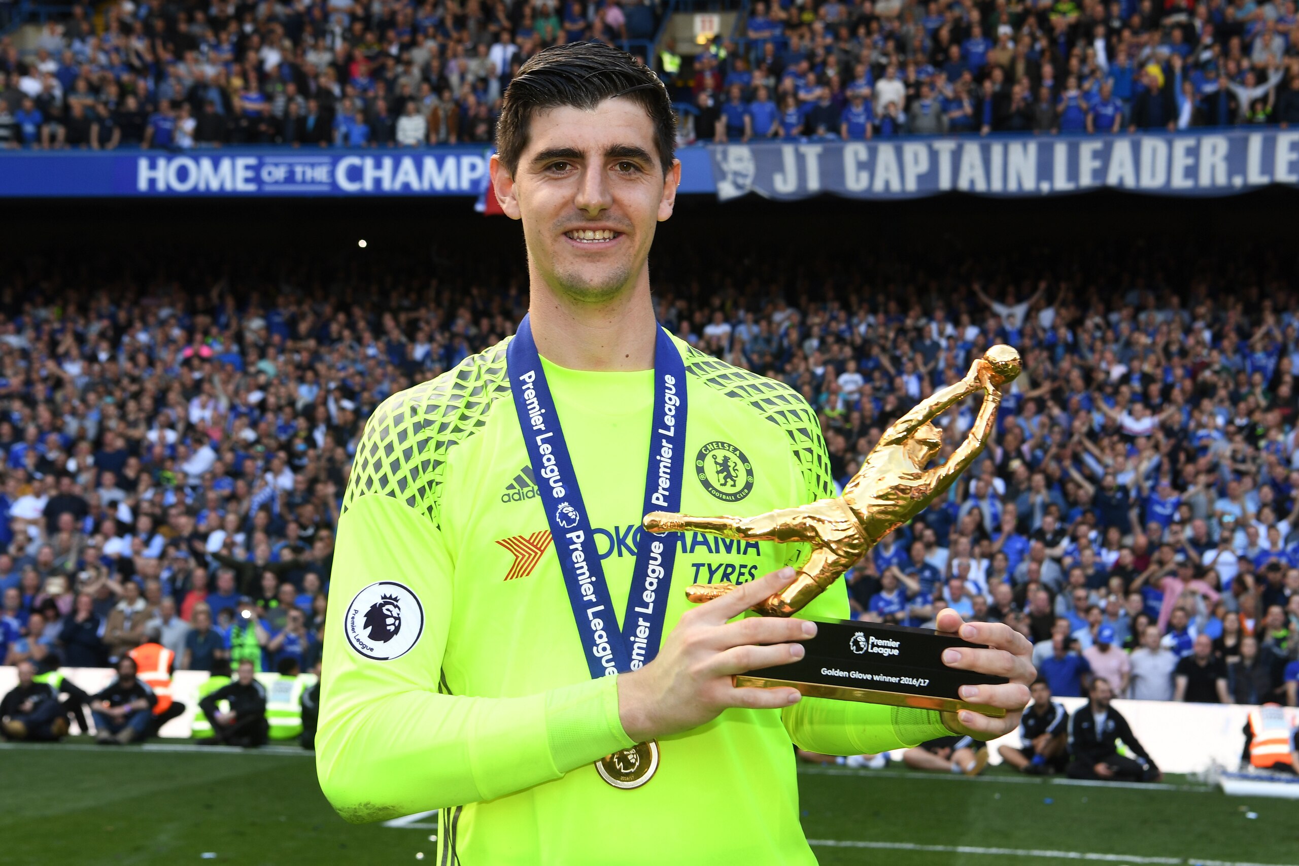 LONDON, ENGLAND - MAY 21: Thibaut Courtois of Chelsea poses with the Golden Glove award after the Premier League match between Chelsea and Sunderland at Stamford Bridge on May 21, 2017 in London, England.  (Photo by Michael Regan/Getty Images)