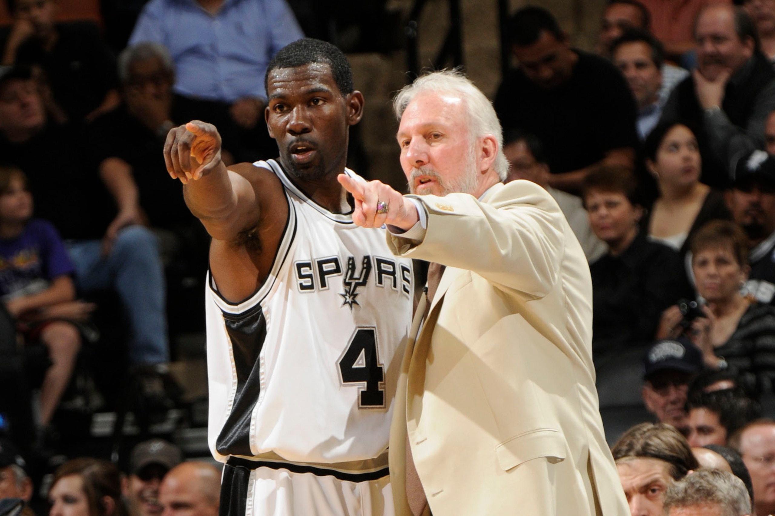 SAN ANTONIO - NOVEMBER 7: Michael Finley #4 and Head Coach Gregg Popovich of the San Antonio Spurs talk strategy during a time out against the Miami Heat on November 7, 2008 at the AT&T Center in San Antonio, Texas. NOTE TO USER: User expressly acknowledg