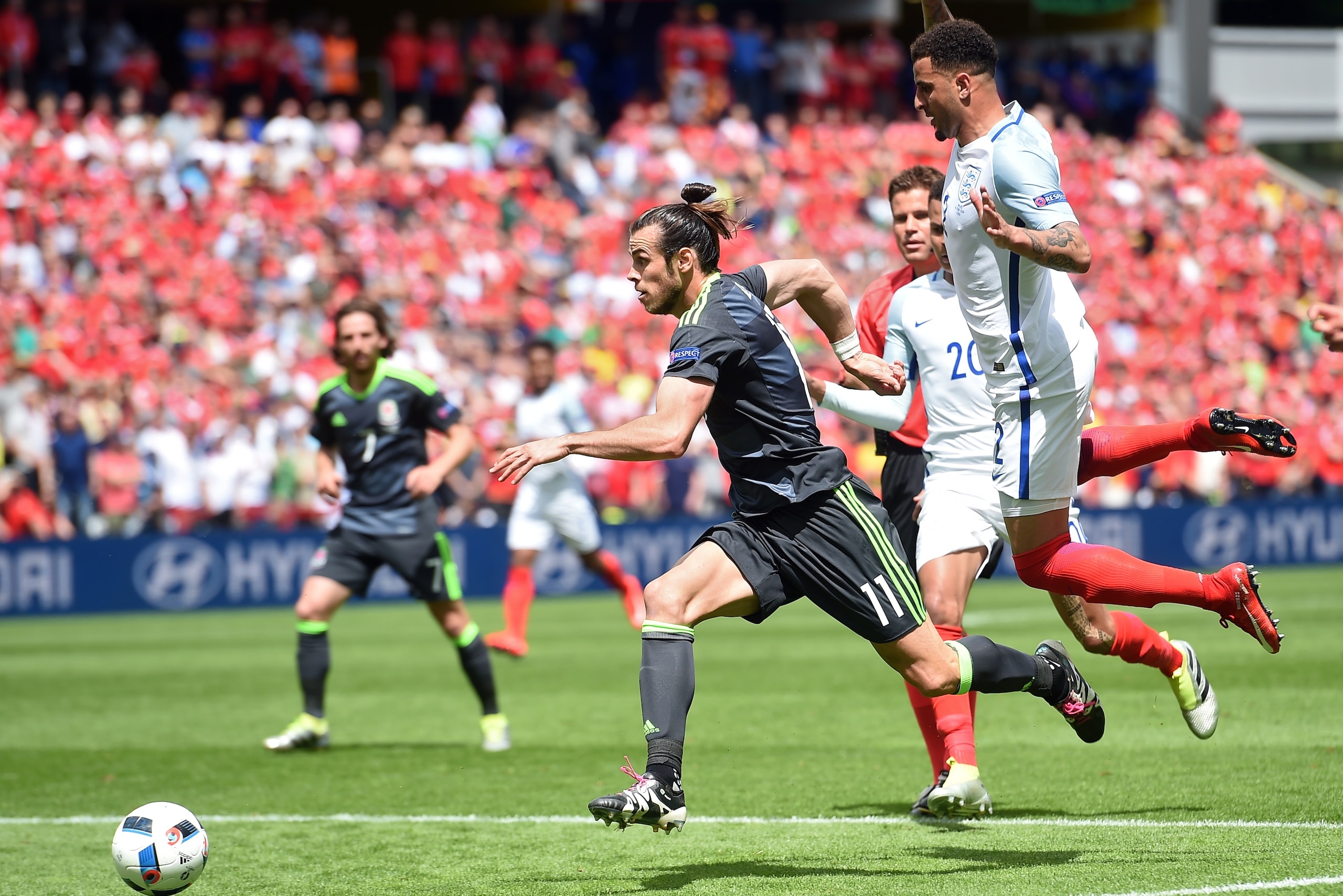 Wales' forward Gareth Bale (L) runs for the ball during the Euro 2016 group B football match between England and Wales at the Bollaert-Delelis stadium in Lens on June 16, 2016. / AFP / PAUL ELLIS        (Photo credit should read PAUL ELLIS/AFP/Getty Image