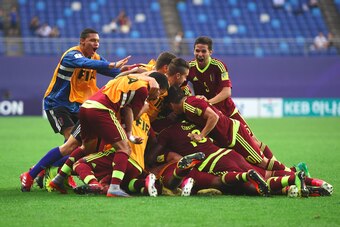 Venezuela's players celebrate a goal by Yangel Herrera during the U-20 World Cup round of 16 football match between Venezuela and Japan in Daejeon on May 30, 2017. / AFP PHOTO / JUNG Yeon-Je        (Photo credit should read JUNG YEON-JE/AFP/Getty Images)