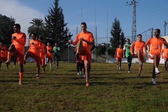Mahmoud Wadi (Centre) trains with Ittihad Khan Younis.