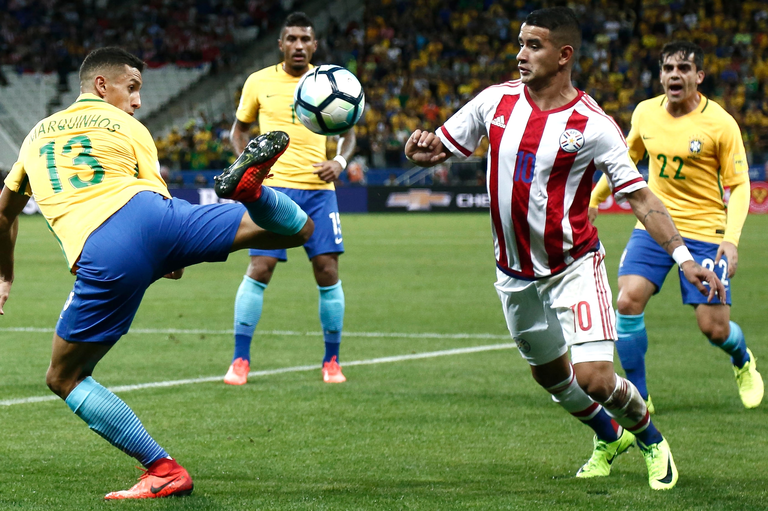 Paraguay's forward Derlis Gonzalez (R) vies for the ball with Brazil's defender Marquinhos during their 2018 FIFA World Cup qualifier football match in Sao Paulo, Brazil on March 28, 2017. / AFP PHOTO / Miguel SCHINCARIOL        (Photo credit should read 