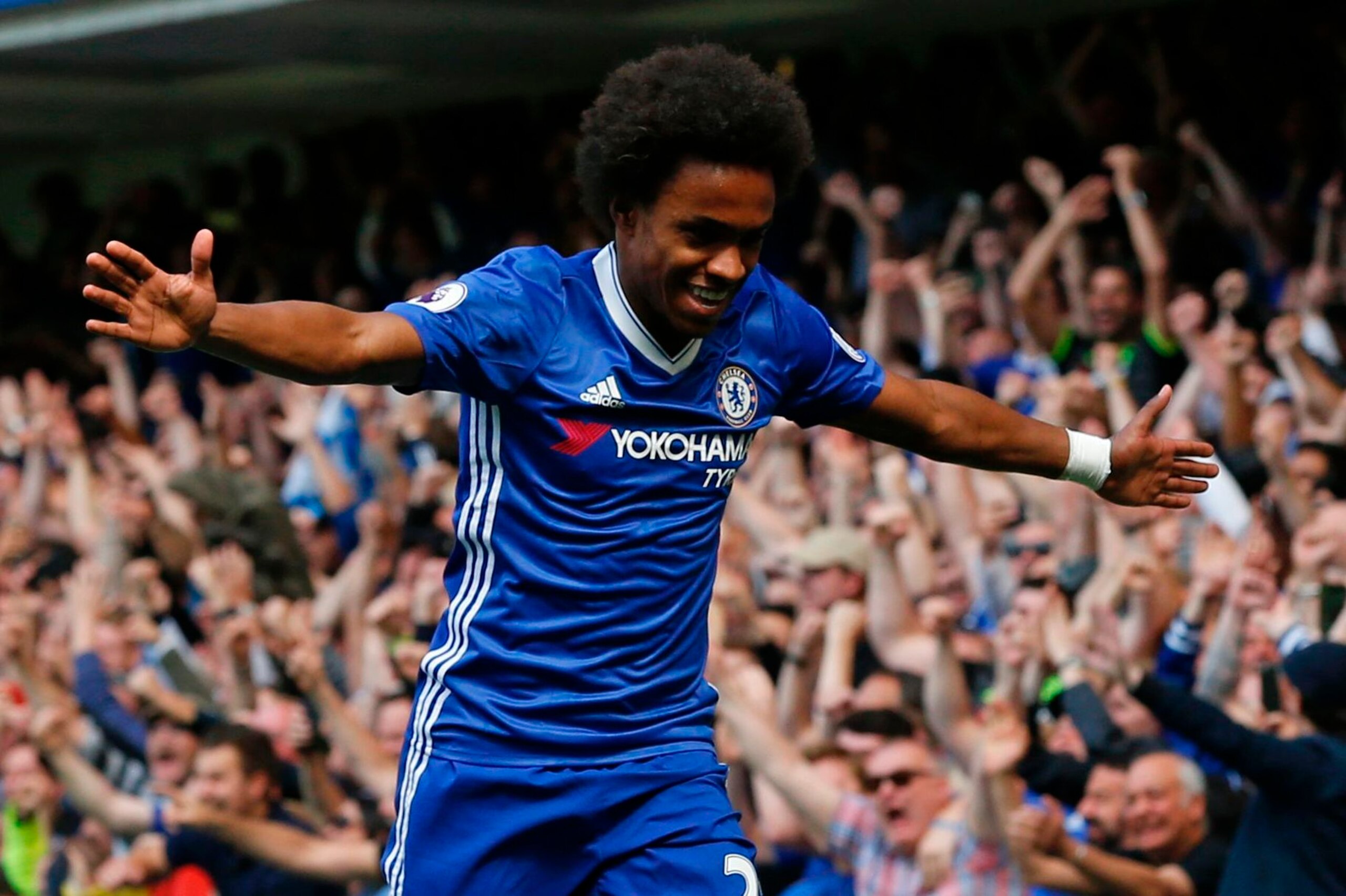 Chelsea's Brazilian midfielder Willian celebrates after scoring their first goal during the English Premier League football match between Chelsea and Sunderland at Stamford Bridge in London on May 21, 2017. / AFP PHOTO / Ian KINGTON / RESTRICTED TO EDITOR
