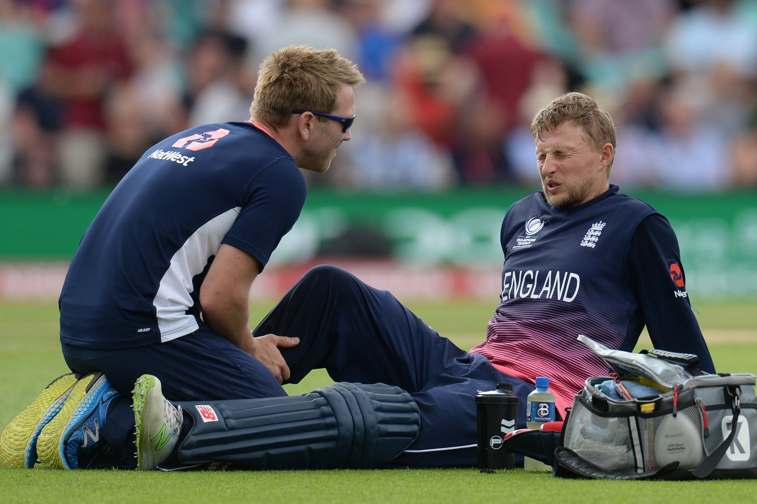 LONDON, ENGLAND - JUNE 1 : Joe Root of England lis treated by team physio Craig de Weymarn during the ICC Champions Trophy match between England and Bangladesh at the Kia Oval cricket ground on June 1, 2017 in London, England. (Photo by Philip Brown/Getty