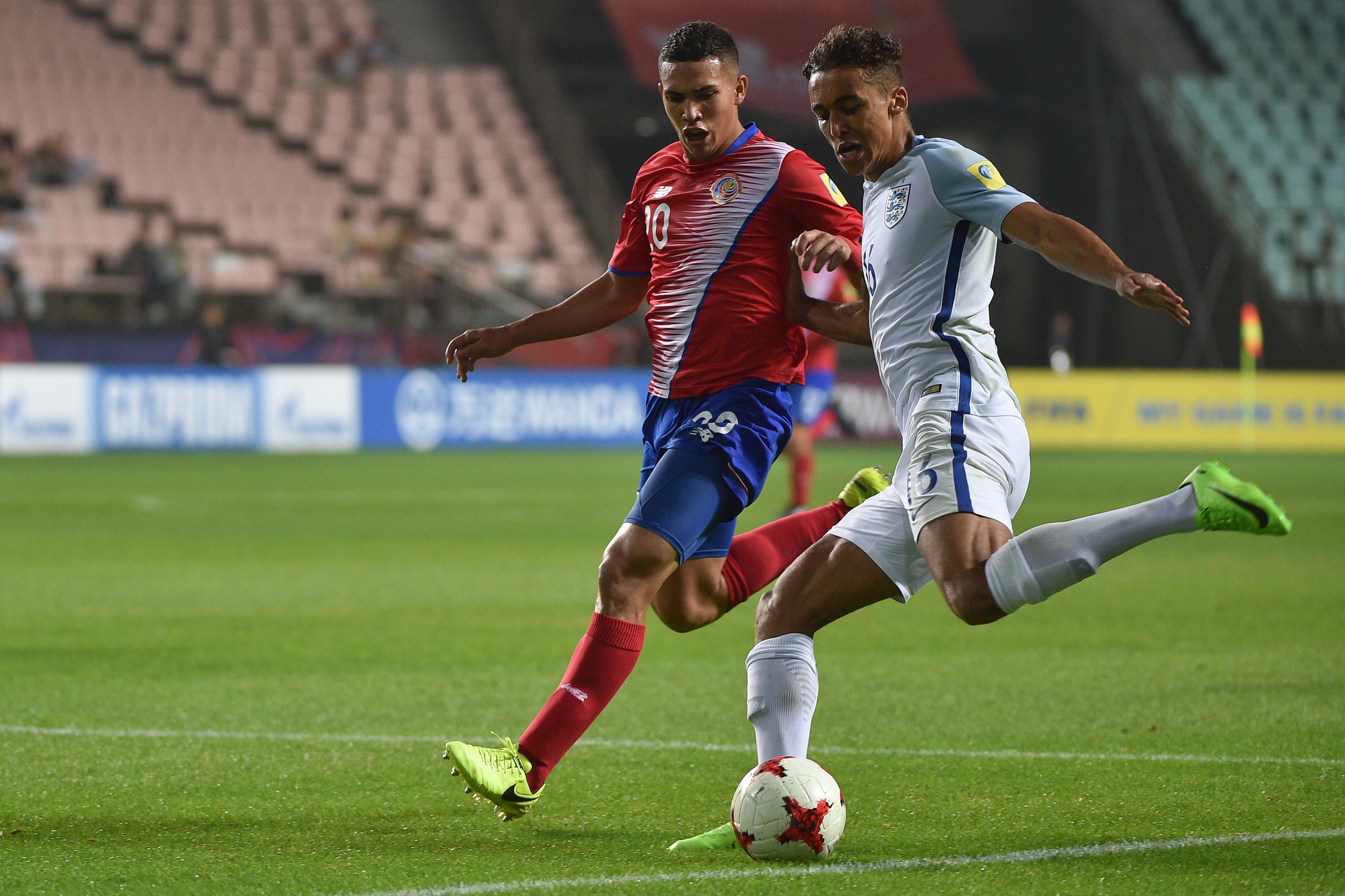 Costa Rica's midfielder Eduardo Juarez (L) fights for the ball with England's forward Dominic Calvert-Lewin during their U-20 World Cup round of 16 football match between England and Costa Rica in Jeonju on May 31, 2017. / AFP PHOTO / KIM DOO-HO        (P