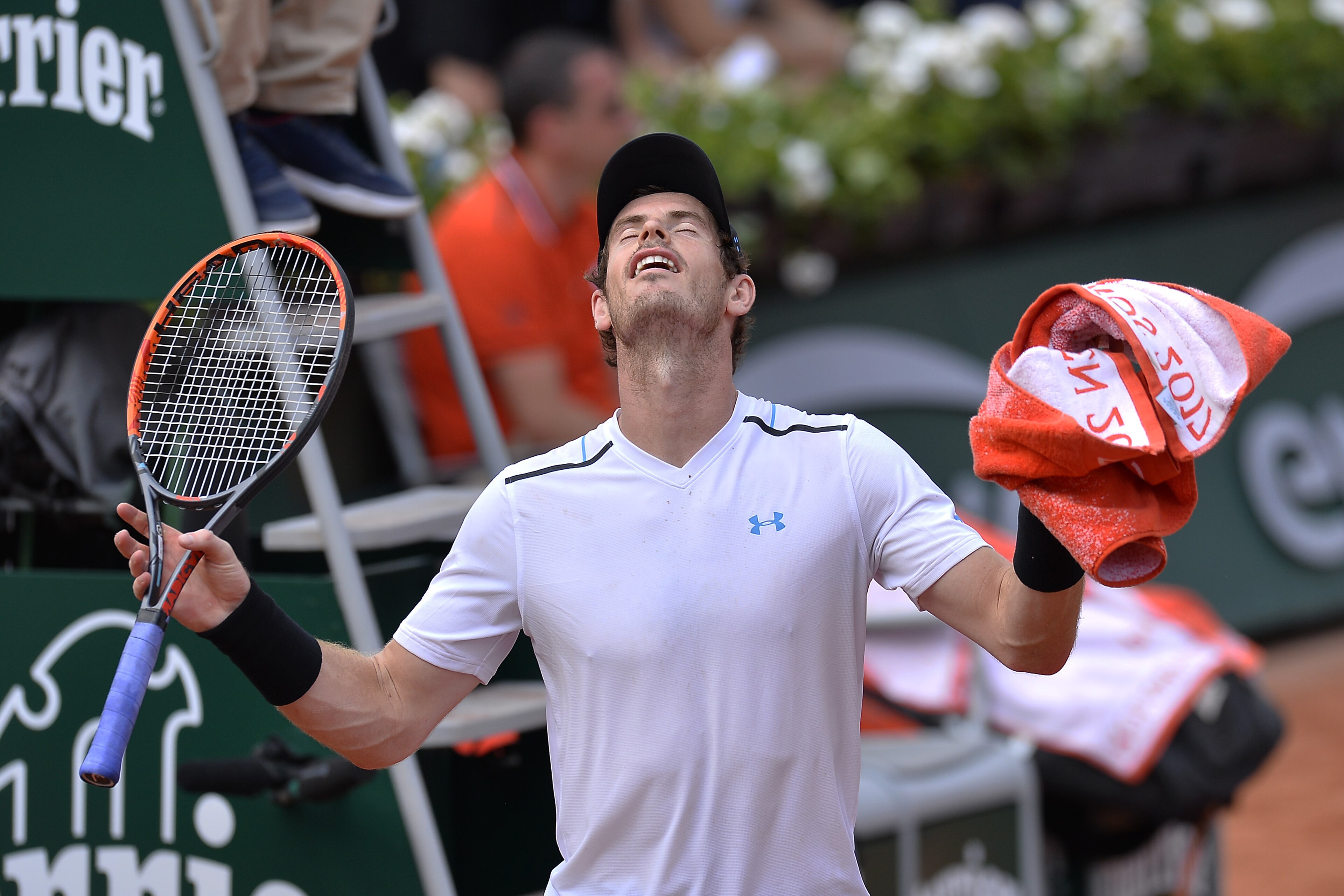 PARIS, FRANCE - JUNE 01:  Andy Murray of Great Britain reacts during his Men's single match against Martin Klizan of Slovakia on day five of the 2017 French Open at Roland Garros on June 01, 2017 in Paris, France.  (Photo by Aurelien Meunier/Getty Images)
