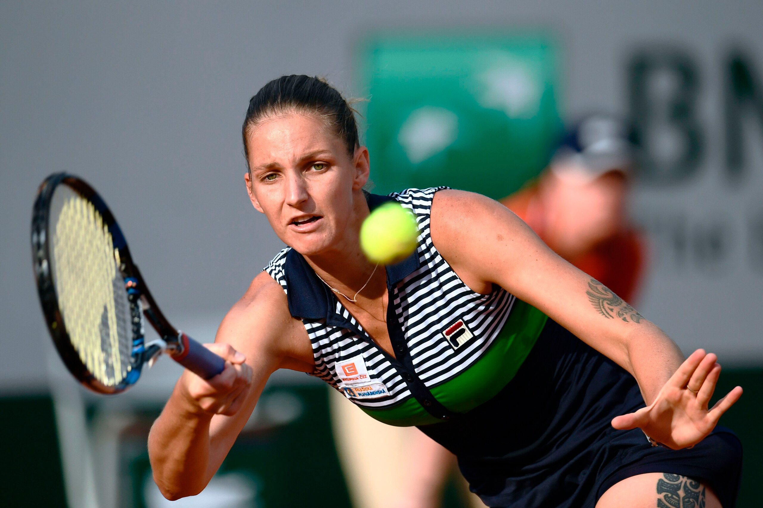 Czech Republic's Karolina Pliskova returns the ball to Russia's Ekaterina Alexandrova during their tennis match at the Roland Garros 2017 French Open on June 1, 2017 in Paris.  / AFP PHOTO / CHRISTOPHE SIMON        (Photo credit should read CHRISTOPHE SIM