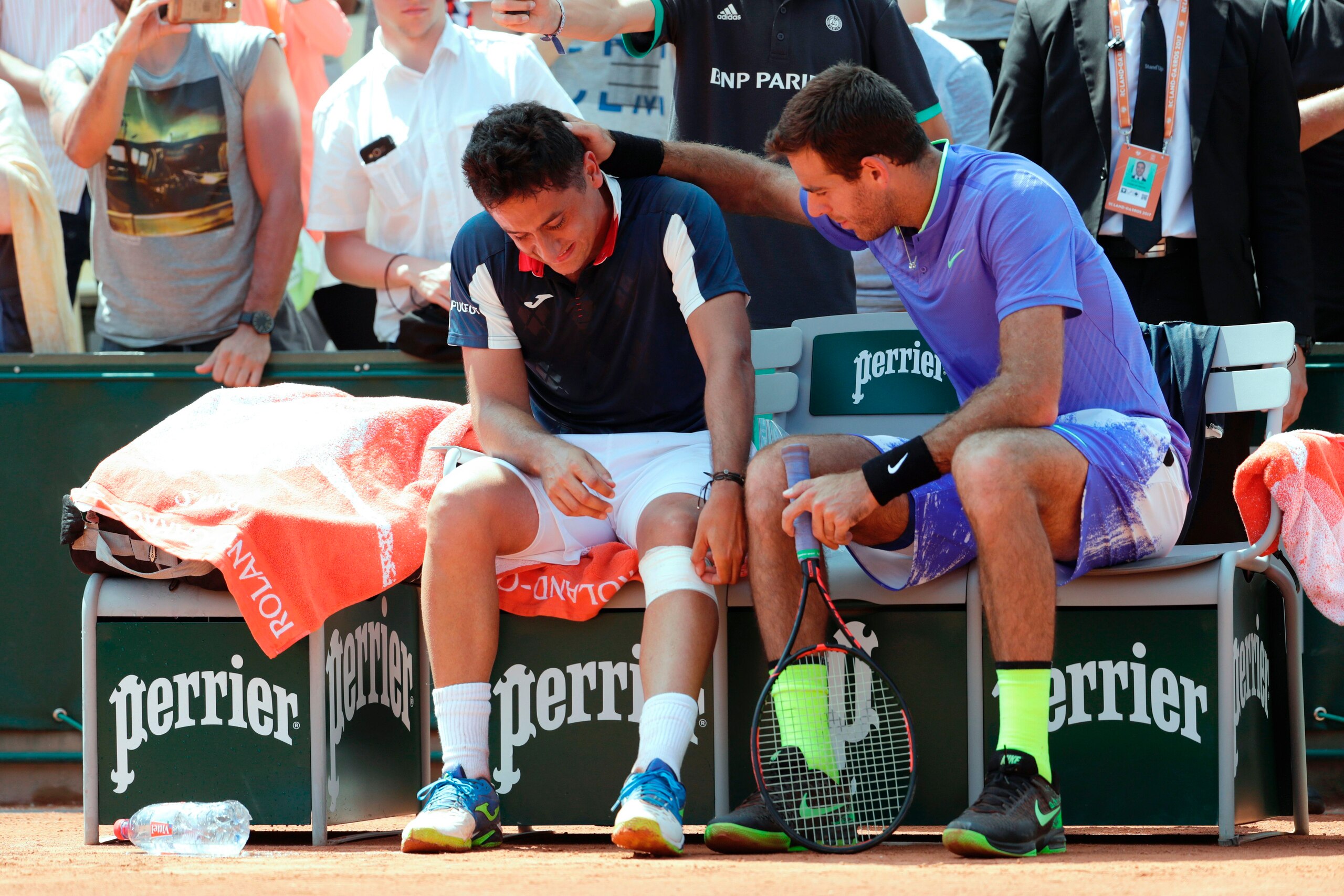 TOPSHOT - Spain's Nicolas Almagro (L) is comforted by Argentina's Juan Martin Del Potro as he has to give up due to an injury during their tennis match at the Roland Garros 2017 French Open on June 1, 2017 in Paris.  / AFP PHOTO / Thomas SAMSON        (Ph