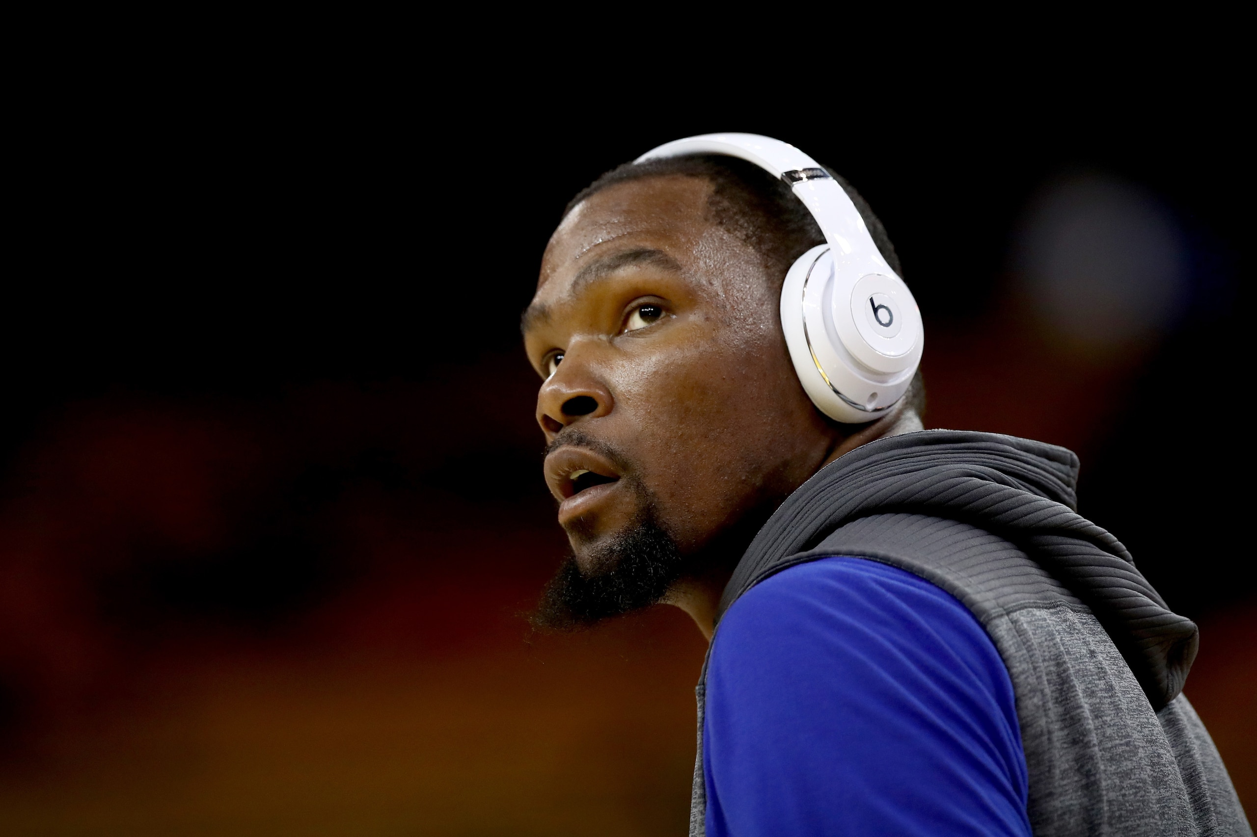 OAKLAND, CA - JUNE 01:  Kevin Durant #35 of the Golden State Warriors warms up prior to Game 1 of the 2017 NBA Finals against the Cleveland Cavaliers at ORACLE Arena on June 1, 2017 in Oakland, California. NOTE TO USER: User expressly acknowledges and agr