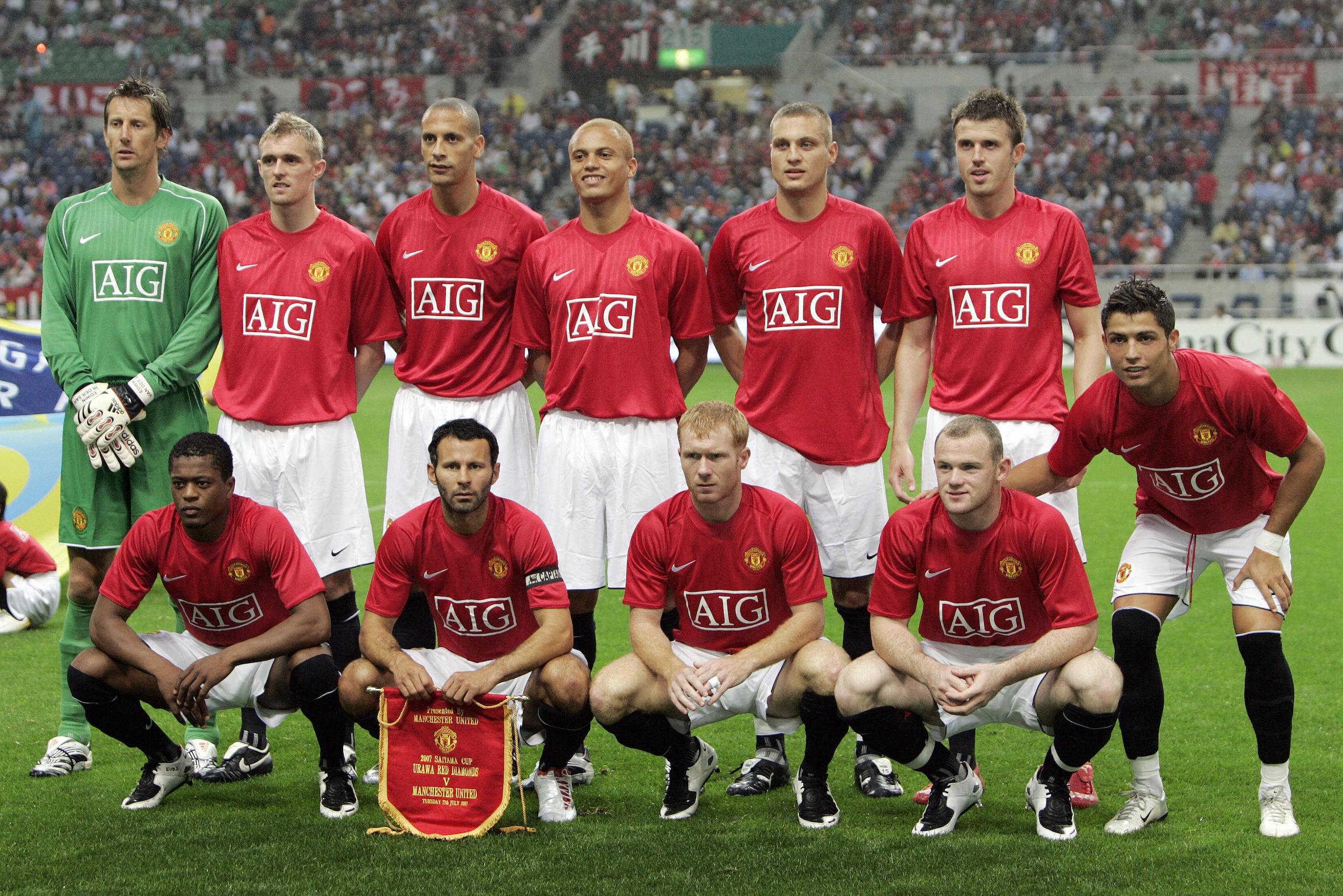 SAITAMA, JAPAN: Manchester United players pose prior to their friendly match against Urawa Reds in Saitama stadium in Saitama, 17 July 2007. (front L-R) defender Patrice Evra, midfielder Ryan Giggs, midfielder Paul Scholes, forward Wayne Rooney and midfie