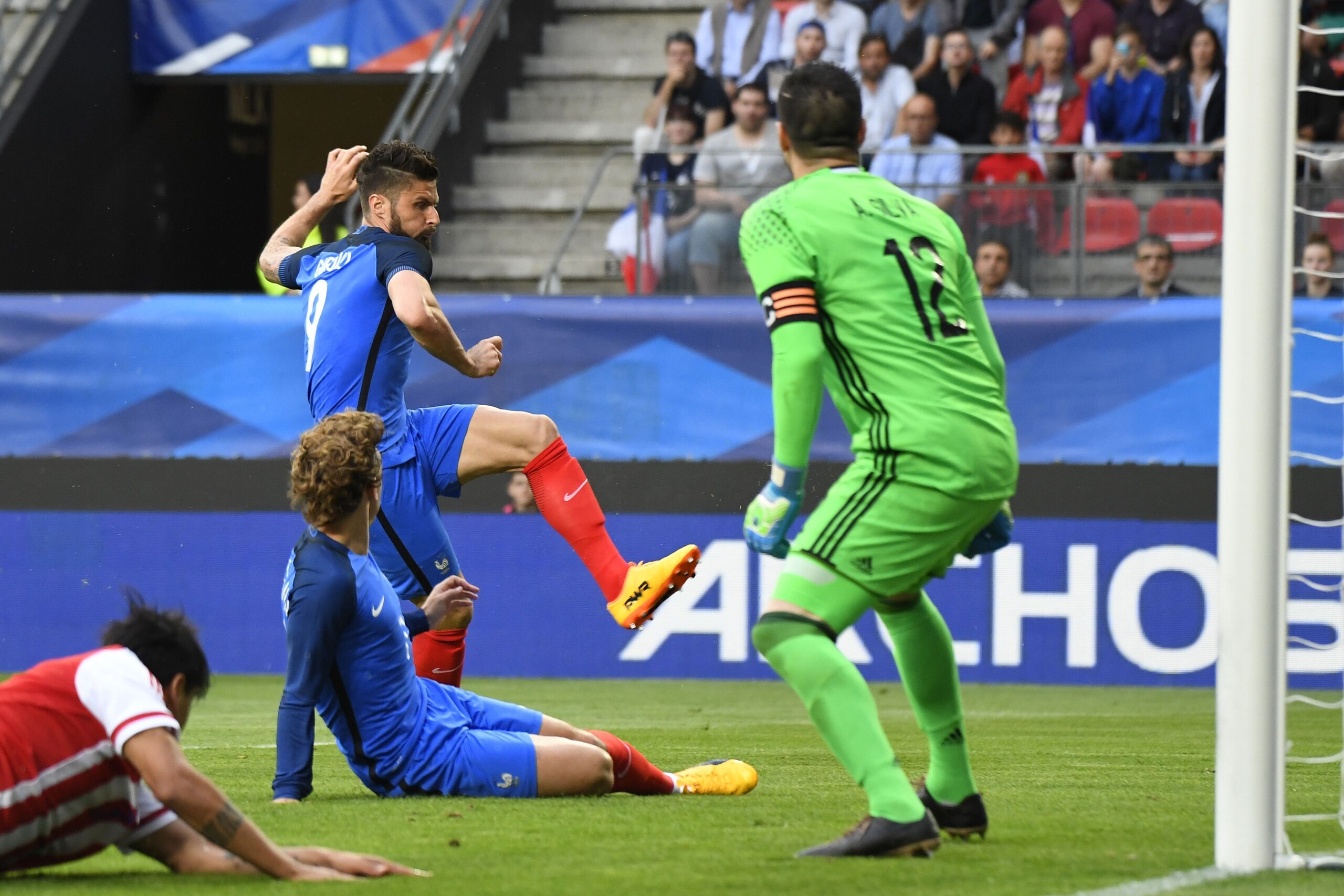 France's forward Olivier Giroud scores a goal during the friendly football match between France and Paraguay on June 2, 2017 at the Roazhon park stadium in Rennes, western France. / AFP PHOTO / DAMIEN MEYER        (Photo credit should read DAMIEN MEYER/AF