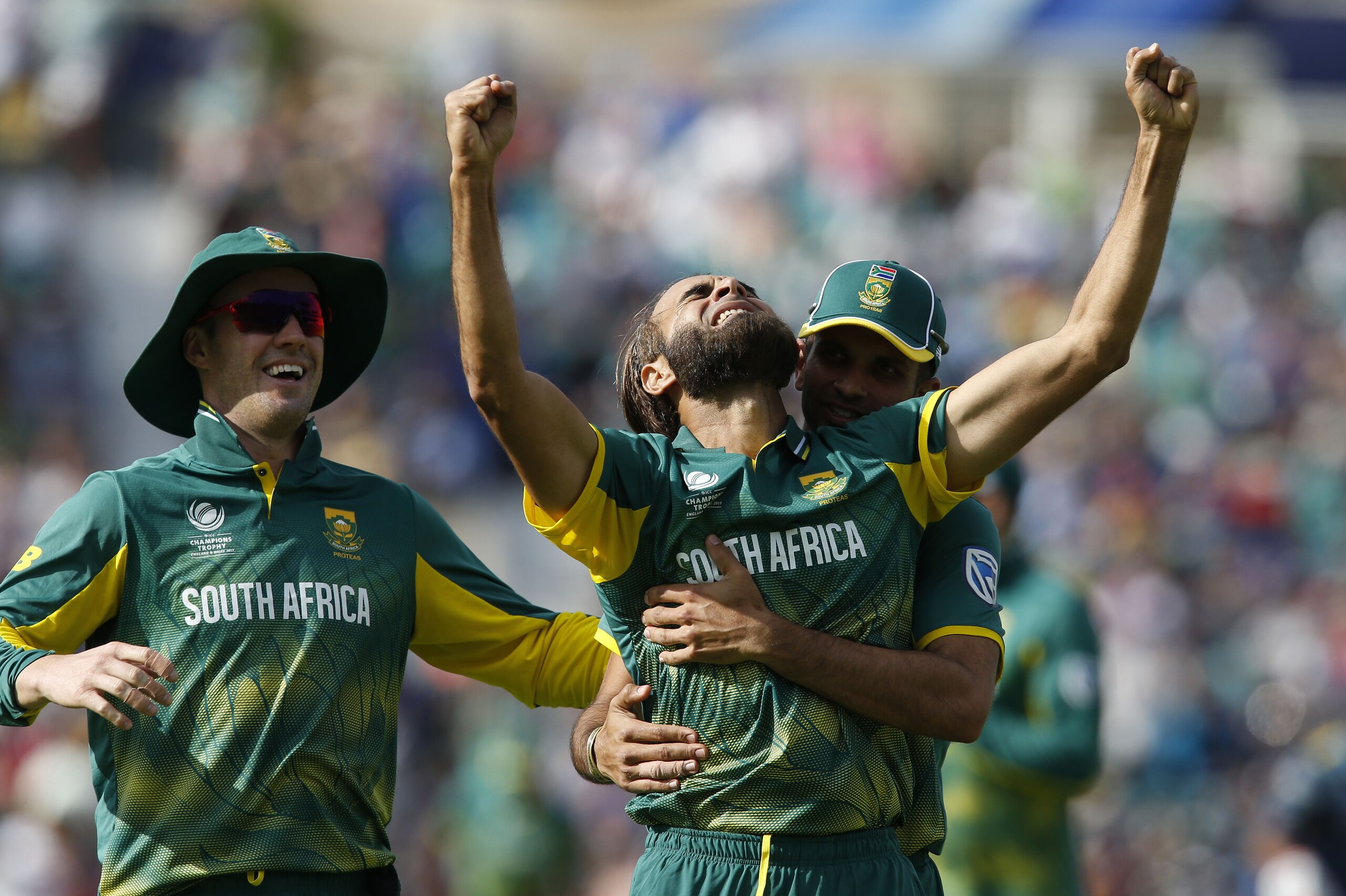 South Africas Imran Tahir (C) celebrates with teammates taking the wicket of Sri Lankas Asela Gunaratne for four runs during the ICC Champions Trophy match between South Africa and Sri Lanka at The Oval in London on June 3, 2017. / AFP PHOTO / Ian KINGTON