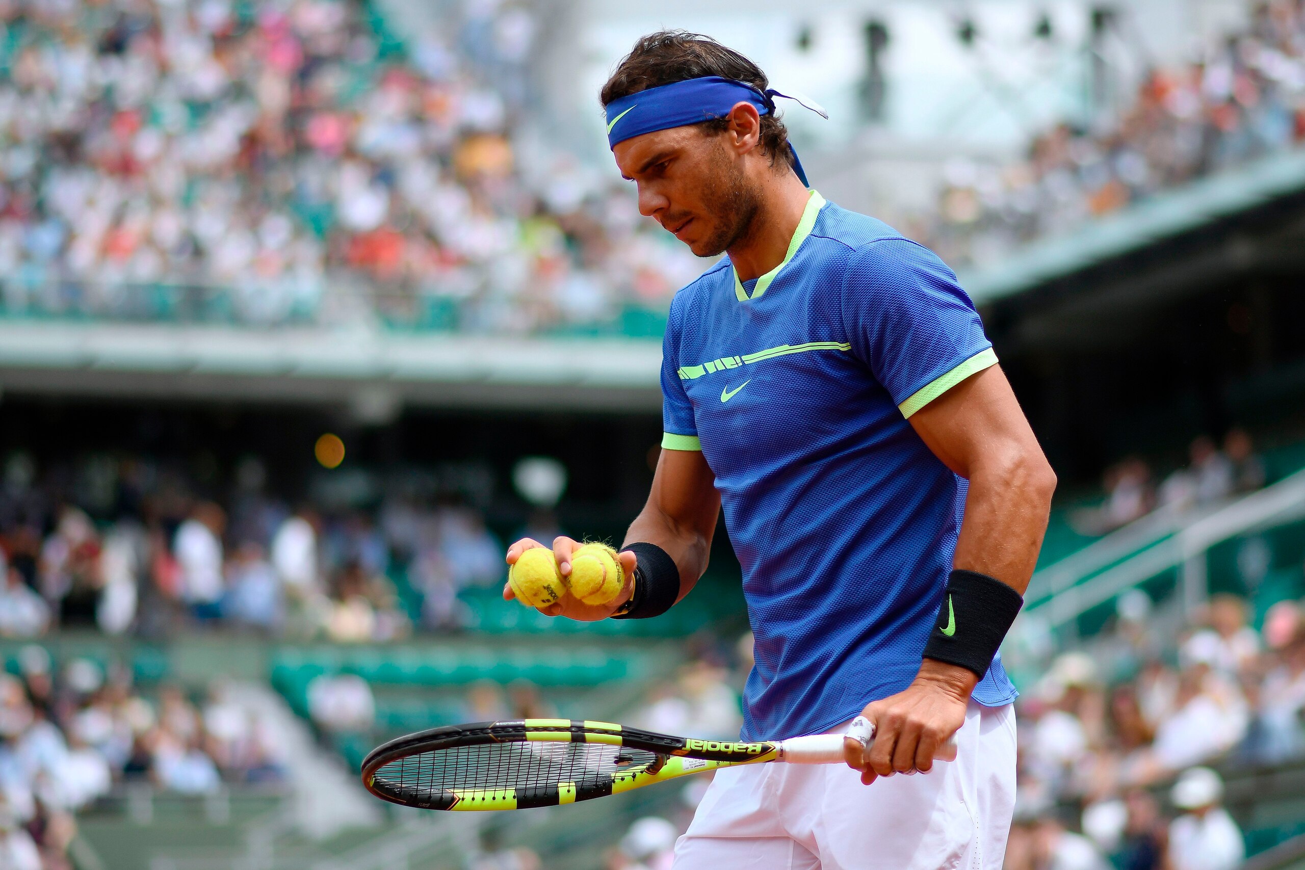Spain's Rafael Nadal prepares to serve to Georgia's Nikoloz Basilashvili during their tennis match at the Roland Garros 2017 French Open on June 2, 2017 in Paris.  / AFP PHOTO / Lionel Bonaventure        (Photo credit should read LIONEL BONAVENTURE/AFP/Ge