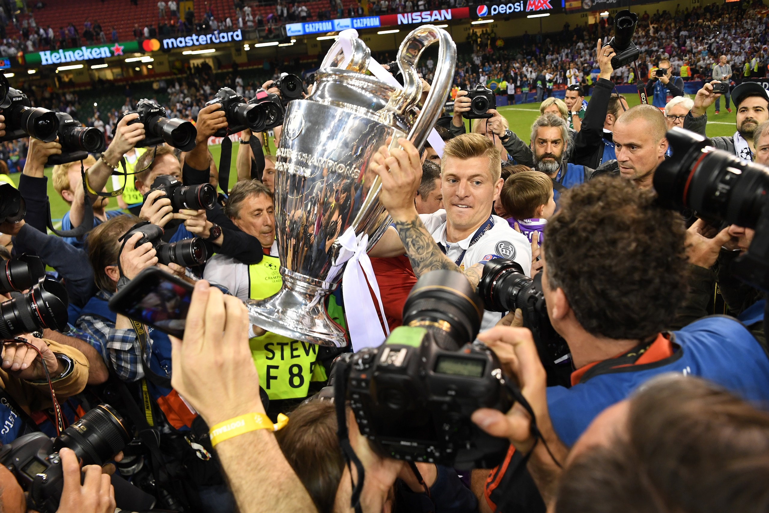 CARDIFF, WALES - JUNE 03: Toni Kroos of Real Madrid celebrates with The Champions League trophy during the UEFA Champions League Final between Juventus and Real Madrid at National Stadium of Wales on June 3, 2017 in Cardiff, Wales. (Photo by David Ramos CARDIFF, WALES - JUNE 03: Toni Kroos of Real Madrid celebrates with The Champions League trophy during the UEFA Champions League Final between Juventus and Real Madrid at National Stadium of Wales on June 3, 2017 in Cardiff, Wales. (Photo by David Ramos
