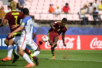 Venezuela's forward Sergio Cordova (R) attempts to shoot during their U-20 World Cup quarter-final football match between Venezuela and the US in Jeonju on June 4, 2017.  / AFP PHOTO / JUNG Yeon-Je        (Photo credit should read JUNG YEON-JE/AFP/Getty I