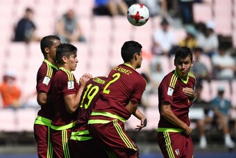 Venezuela's players react as a US player attempts a free-kick during their U-20 World Cup quarter-final football match between Venezuela and the US in Jeonju on June 4, 2017.  / AFP PHOTO / JUNG Yeon-Je        (Photo credit should read JUNG YEON-JE/AFP/Ge