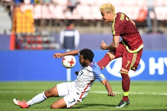 US midfielder Eryk Williamson (L) and Venezuela's forward Adalberto Penaranda Maestre fight for the ball during their U-20 World Cup quarter-final football match between Venezuela and the US in Jeonju on June 4, 2017.  / AFP PHOTO / JUNG Yeon-Je        (P