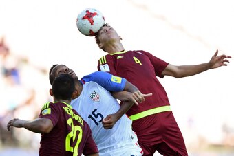 Venezuela's defender Nahuel Ferraresi (R) and US forward Jeremy Ebobisse (C) fight for the ball, as Venezuela's defender Ronald Hernandez watches, during their U-20 World Cup quarter-final football match between Venezuela and the US in Jeonju on June 4, 2