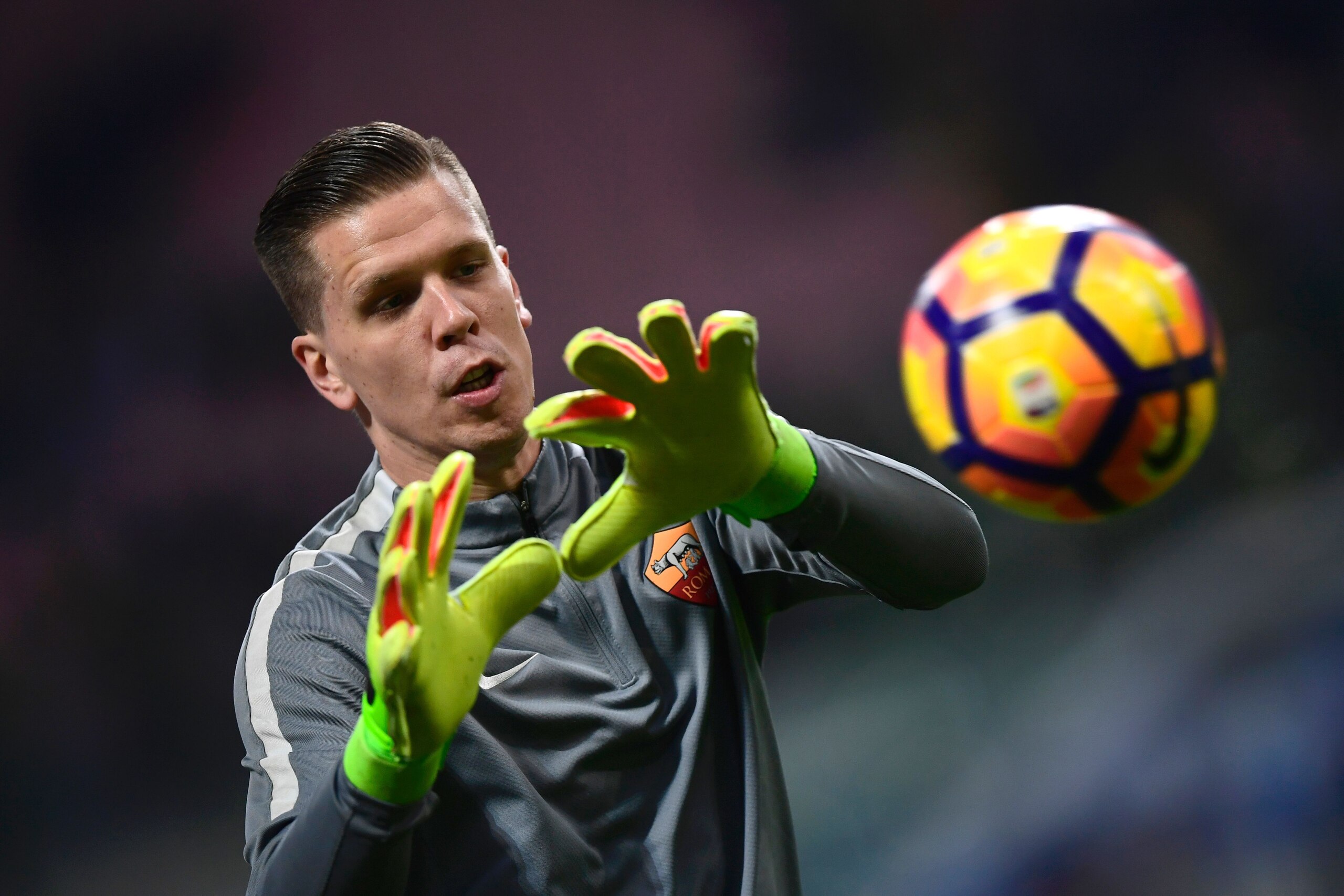 AS Roma's Polish goalkeeper Wojciech Szczesny warms up prior to the the Italian Serie A football match Inter Milan vs AS Roma at the San Siro stadium in Milan on February 26, 2017. / AFP / MIGUEL MEDINA        (Photo credit should read MIGUEL MEDINA/AFP/G