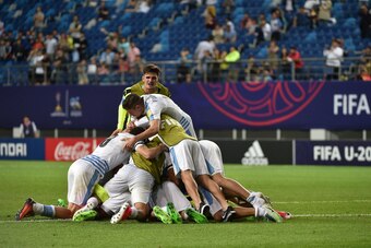 Uruguay's players celebrate winning their U-20 World Cup quarter-final football match against Portugal in Daejeon on June 4, 2017.  / AFP PHOTO / KIM DOO-HO        (Photo credit should read KIM DOO-HO/AFP/Getty Images)