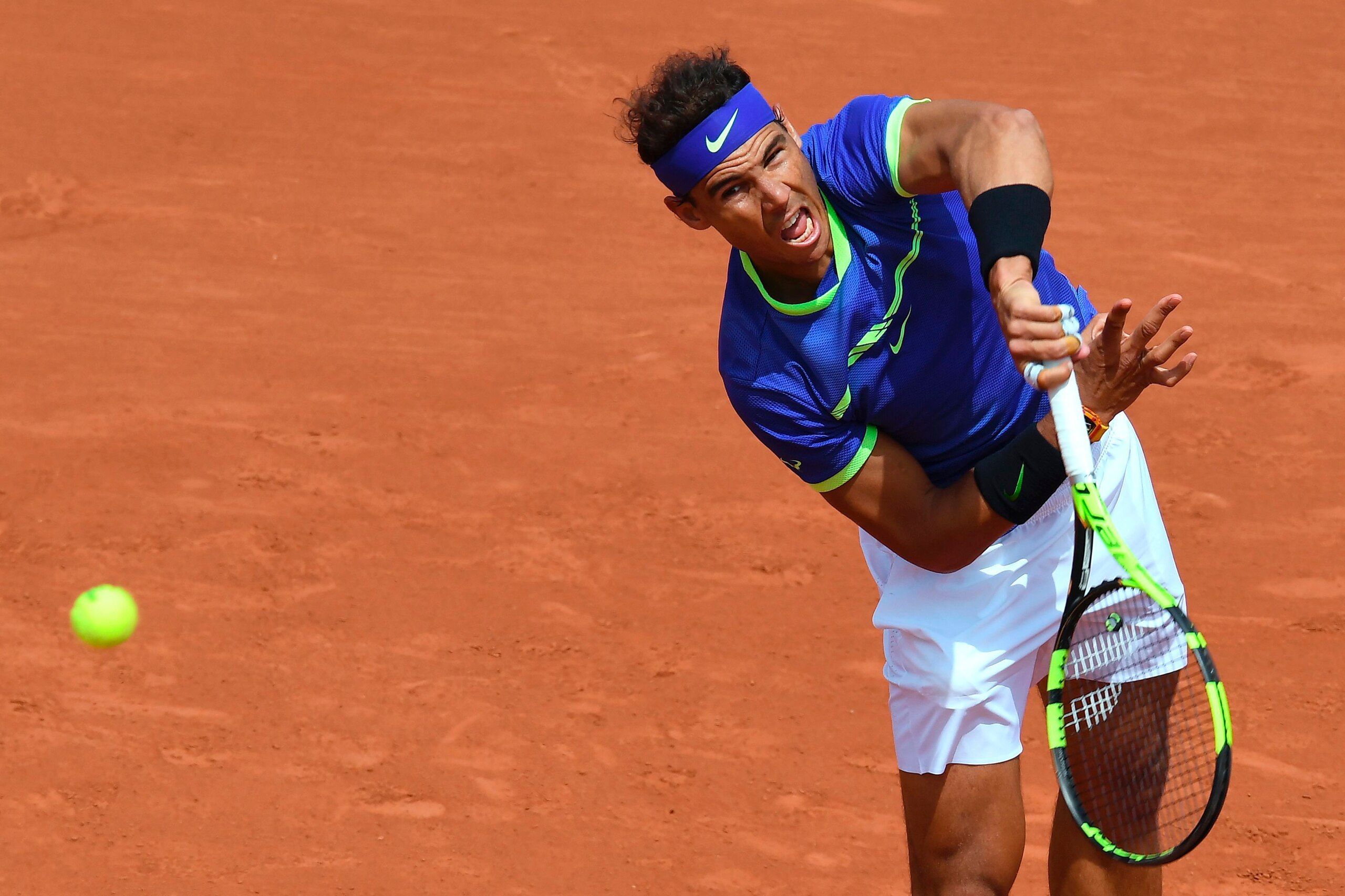 Spain's Rafael Nadal serves the ball to Spain's Roberto Bautista Agut during their tennis match at the Roland Garros 2017 French Open on June 4, 2017 in Paris. / AFP PHOTO / FRANCOIS XAVIER MARIT (Photo credit should read FRANCOIS XAVIER MARIT/AFP Spain's Rafael Nadal serves the ball to Spain's Roberto Bautista Agut during their tennis match at the Roland Garros 2017 French Open on June 4, 2017 in Paris. / AFP PHOTO / FRANCOIS XAVIER MARIT (Photo credit should read FRANCOIS XAVIER MARIT/AFP