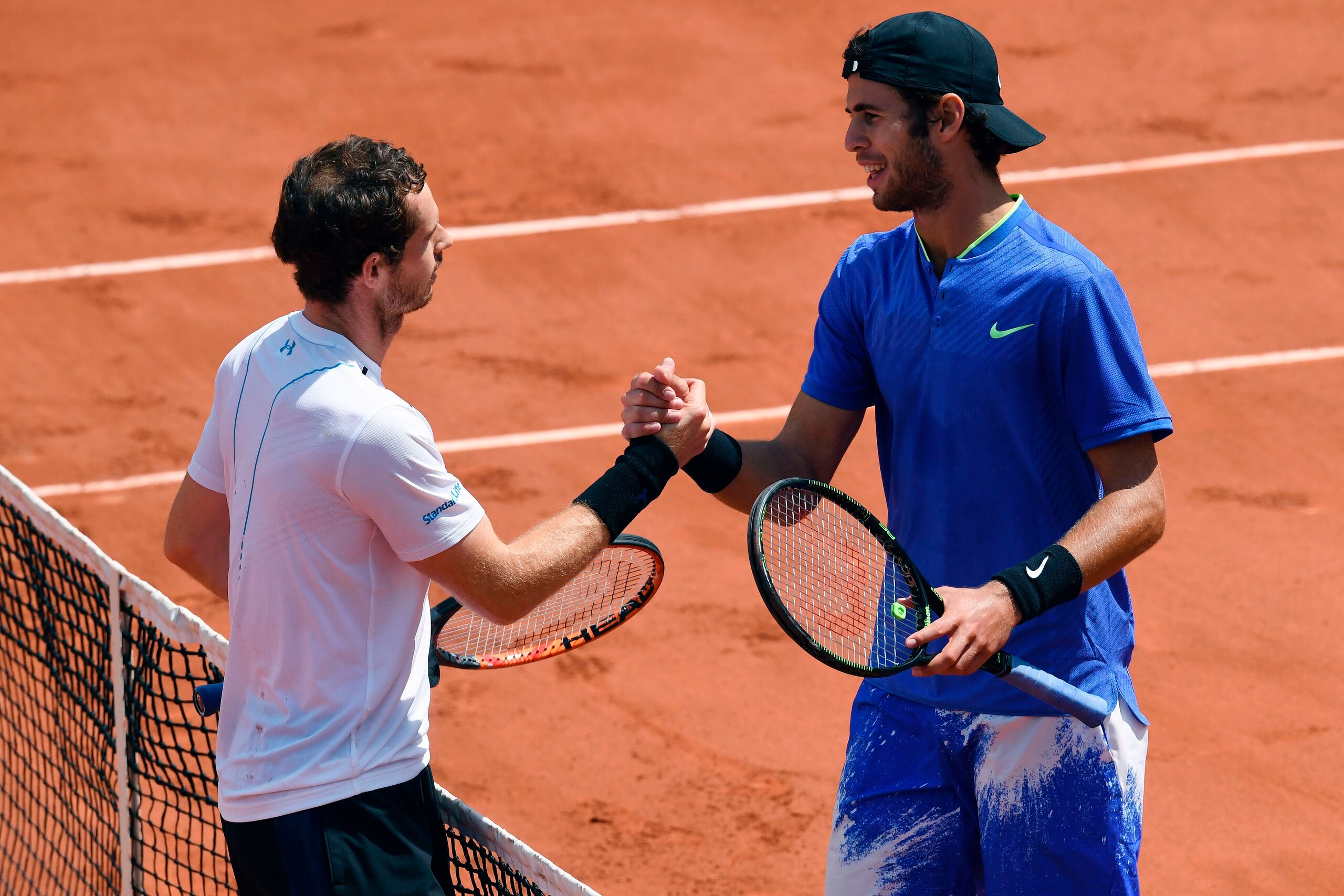 Britain's Andy Murray (L) is congratulated by Russia's Karen Khachanov after he won their tennis match at the Roland Garros 2017 French Open on June 5, 2017 in Paris.  / AFP PHOTO / FRANCOIS XAVIER MARIT        (Photo credit should read FRANCOIS XAVIER MA