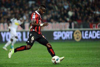 Nice's Ivorian midfielder Jean Michael Seri kicks the ball during the French L1 football match Nice vs Angers on May 14, 2017, at the Allianz Riviera stadium in Nice, southeastern France. / AFP PHOTO / Franck PENNANT        (Photo credit should read FRANC