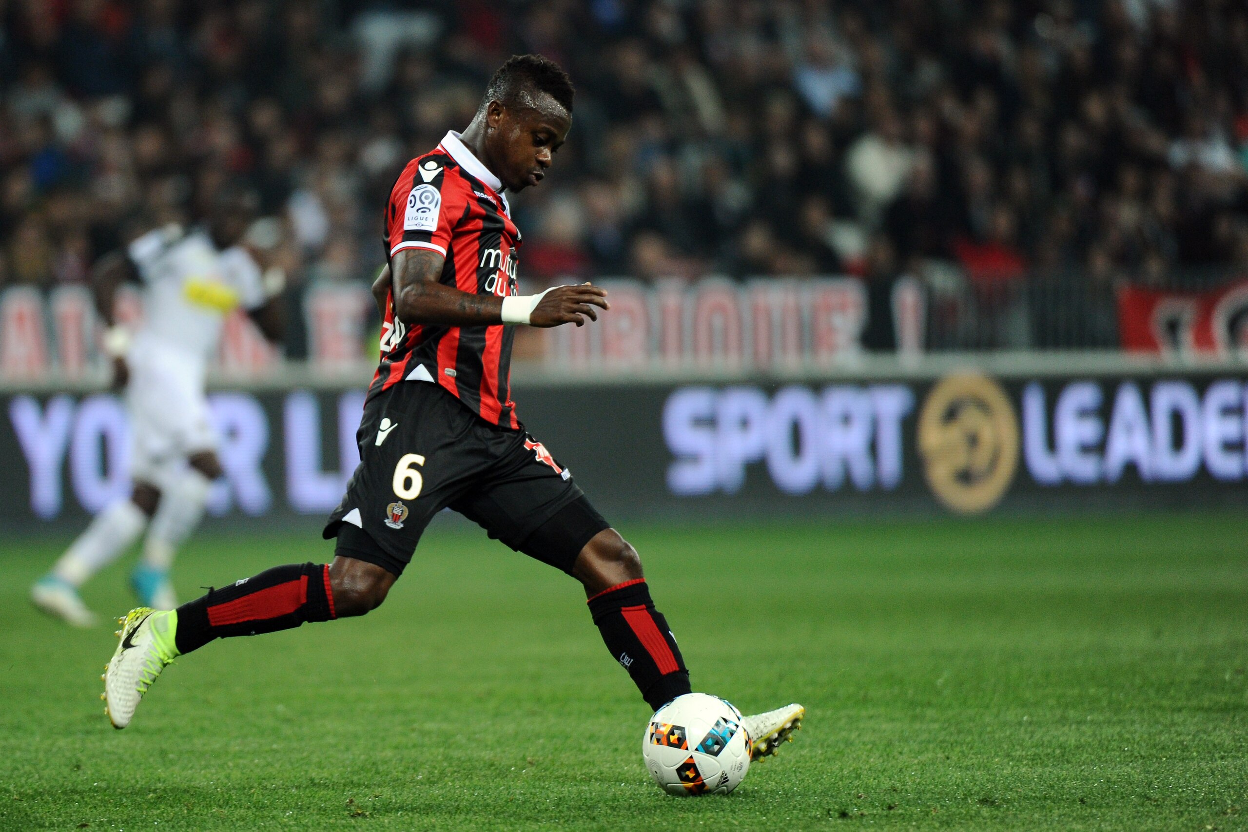 Nice's Ivorian midfielder Jean Michael Seri kicks the ball during the French L1 football match Nice vs Angers on May 14, 2017, at the Allianz Riviera stadium in Nice, southeastern France. / AFP PHOTO / Franck PENNANT        (Photo credit should read FRANC