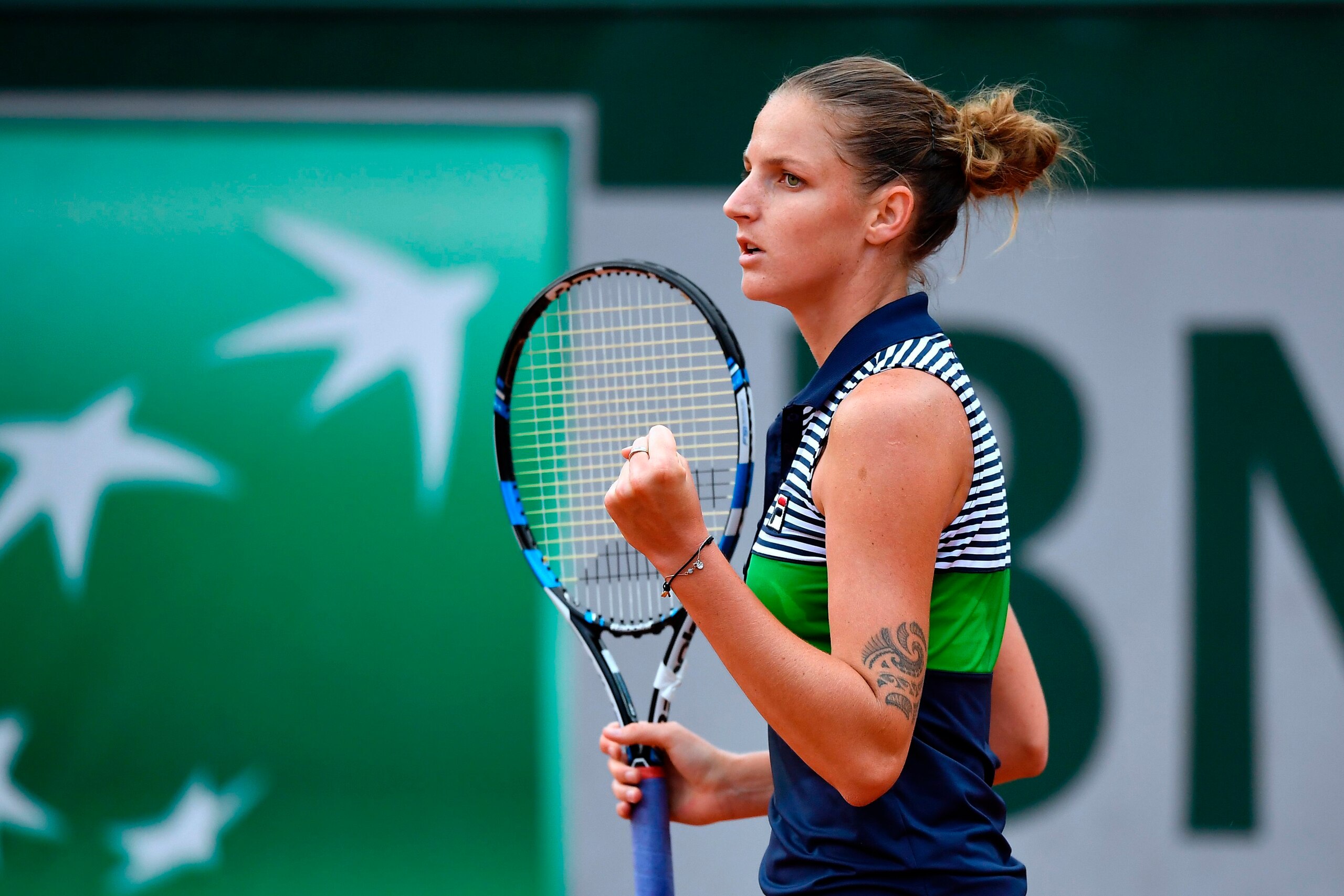 Czech Republic's Karolina Pliskova celebrates after scoring during her tennis match against Paraguay's Veronica Cepede at the Roland Garros 2017 French Open on June 5, 2017 in Paris.  / AFP PHOTO / Lionel BONAVENTURE        (Photo credit should read LIONE
