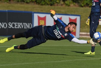 FLORENCE, ITALY - JUNE 04:  Gianluigi Donnarumma of Italy in action during the training session at Coverciano at Coverciano on June 04, 2017 in Florence, Italy.  (Photo by Claudio Villa/Getty Images)