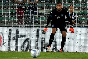 BARI, ITALY - SEPTEMBER 01:  Gianluigi Donnarumma of Italy in action during the international friendly match between Italy and France at Stadio San Nicola on September 1, 2016 in Bari, Italy.  (Photo by Claudio Villa/Getty Images)