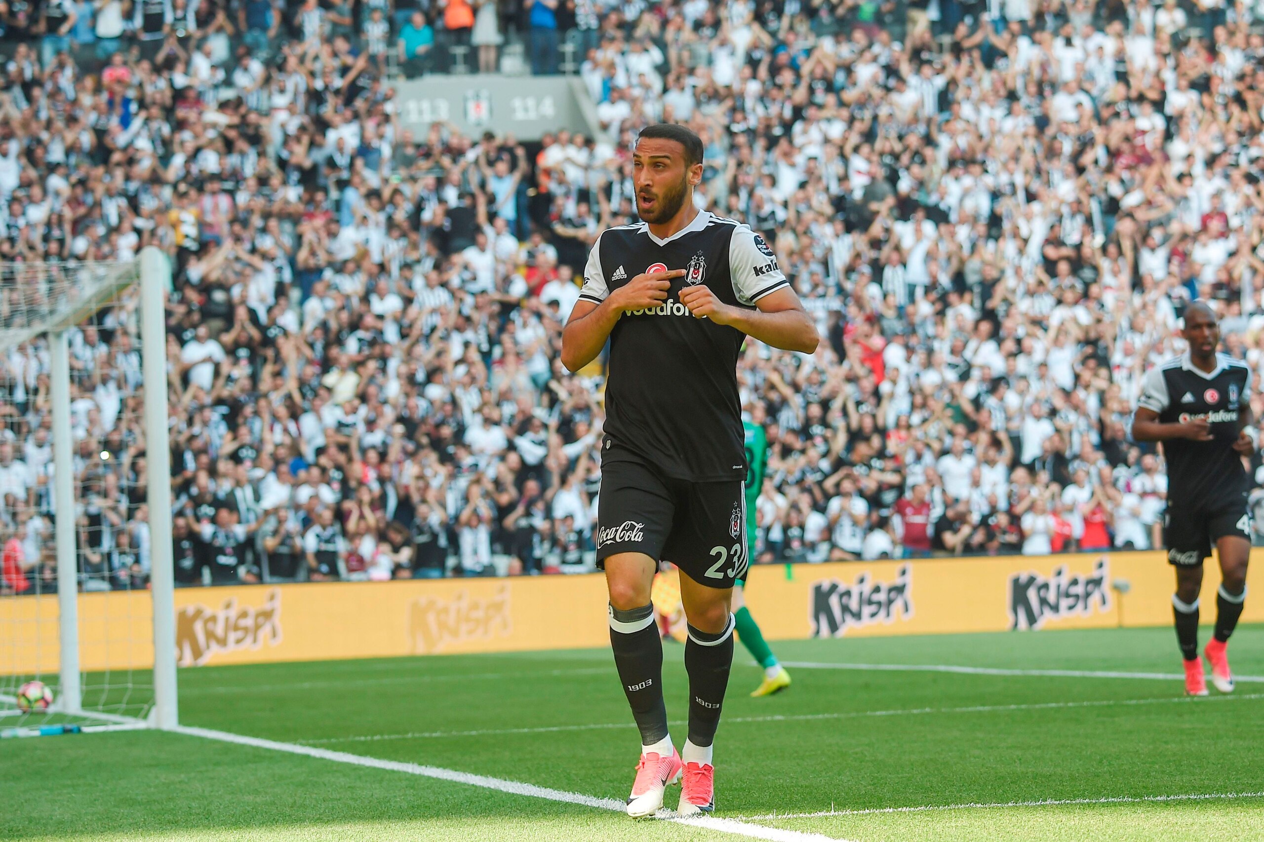 Besiktas' Turkish forward Cenk Tosun (C) celebrates with teammates after scoring a goal during the Turkish Spor Toto Super league football match between Besiktas and Osmanl?spor at the Vodafone Park stadium on June 3, 2017 in Istanbul. / AFP PHOTO / OZAN 
