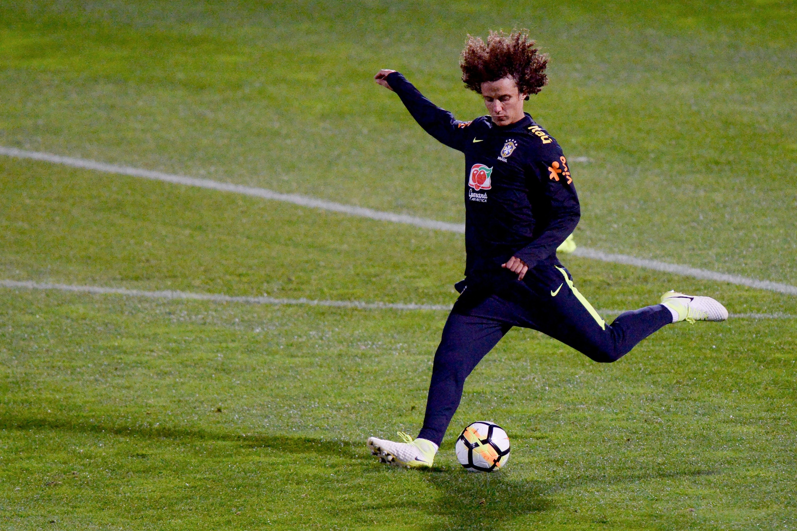 Brazil's David Luiz attends a football training session in Melbourne on June 6, 2017, ahead of their match against Argentina on June 9. / AFP PHOTO / Mal Fairclough / IMAGE RESTRICTED TO EDITORIAL USE - STRICTLY NO COMMERCIAL USE        (Photo credit shou