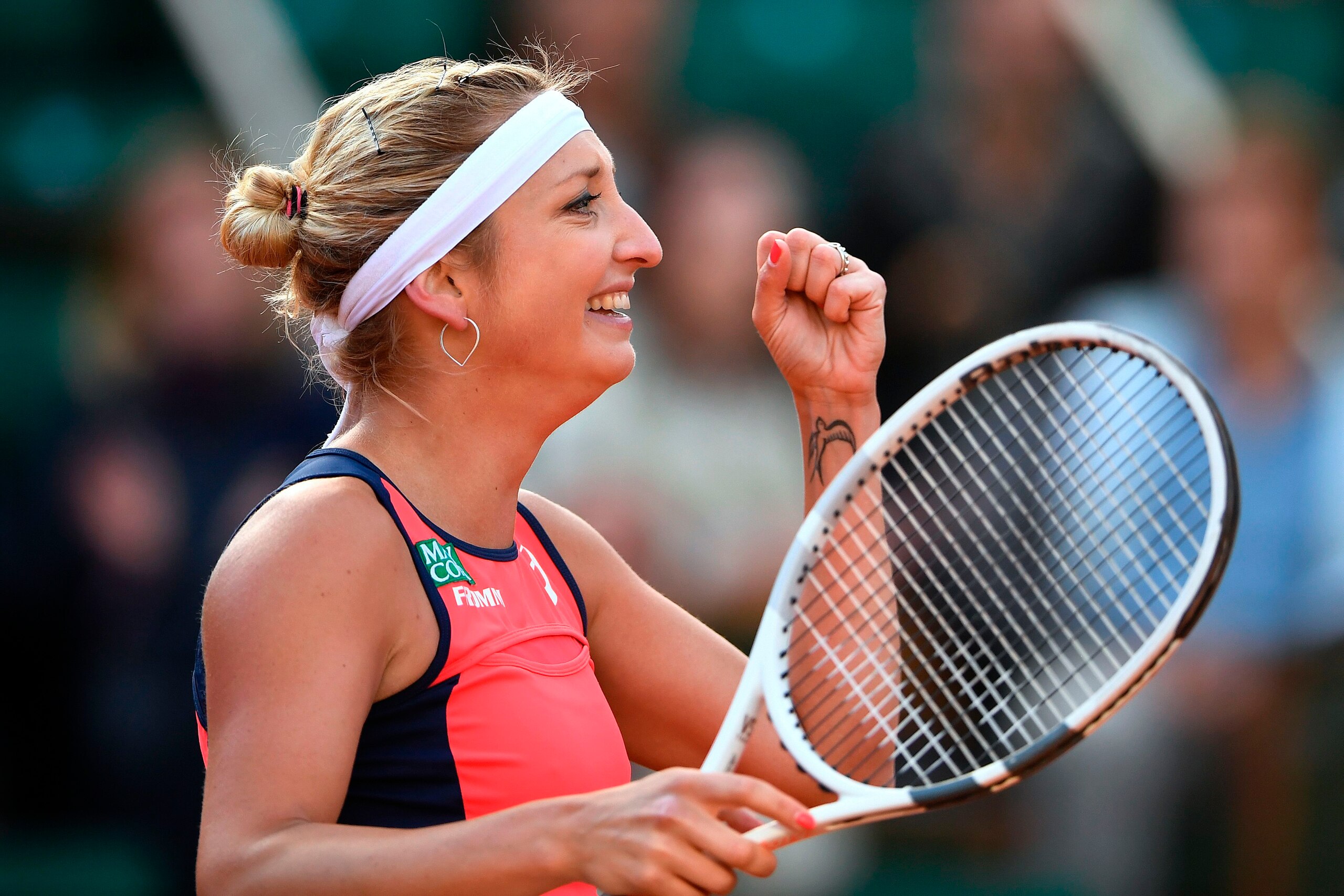 Switzerland's Timea Bacsinszky celebrates after winning against France's Kristina Mladenovic during their tennis match at the Roland Garros 2017 French Open on June 6, 2017 in Paris.  / AFP PHOTO / Eric FEFERBERG        (Photo credit should read ERIC FEFE