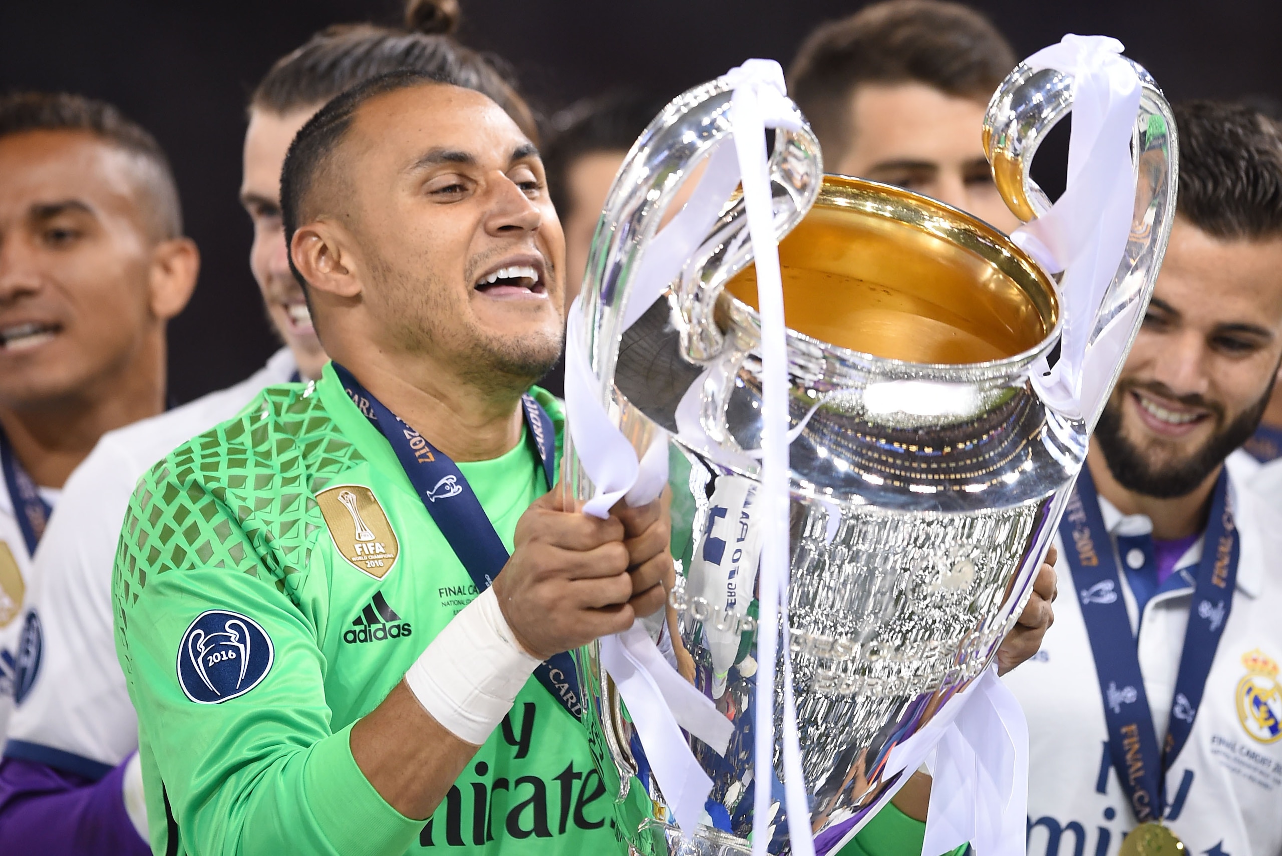 Real Madrid's Costa Rican goalkeeper Keylor Navas lifts the trophy after Real Madrid won the UEFA Champions League final football match between Juventus and Real Madrid at The Principality Stadium in Cardiff, south Wales, on June 3, 2017. / AFP PHOTO / Fi