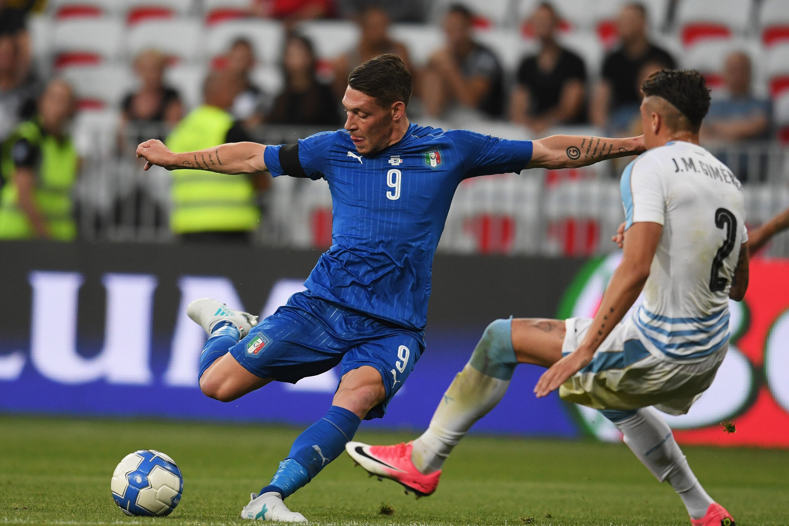 NICE, FRANCE - JUNE 07:  Andrea Belotti of Italy (L) competes for the ball with Jose Maria Gimenez of Uruguay during the International Friendly match between Italy v Uruguay on June 7, 2017 in Nice, France.  (Photo by Claudio Villa/Getty Images)