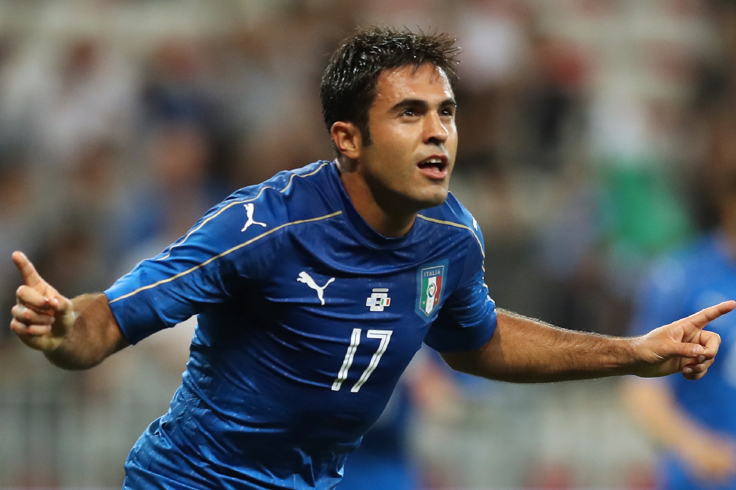 Italy's forward Eder celebrates after scoring a goal during the friendly football match Italy vs Uruguay at the Allianz Riviera Stadium in Nice, southern France, on June 7, 2017.   / AFP PHOTO / VALERY HACHE        (Photo credit should read VALERY HACHE/A
