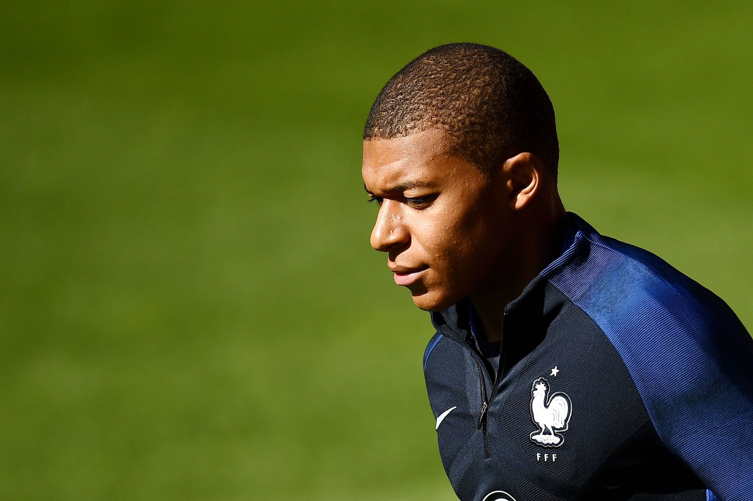 France's forward Kylian Mbappe runs during a training session at the Roazhon Park stadium in Rennes, on June 1, 2017 on the eve of the friendly football match between France and Paraguay. / AFP PHOTO / FRANCK FIFE        (Photo credit should read FRANCK F