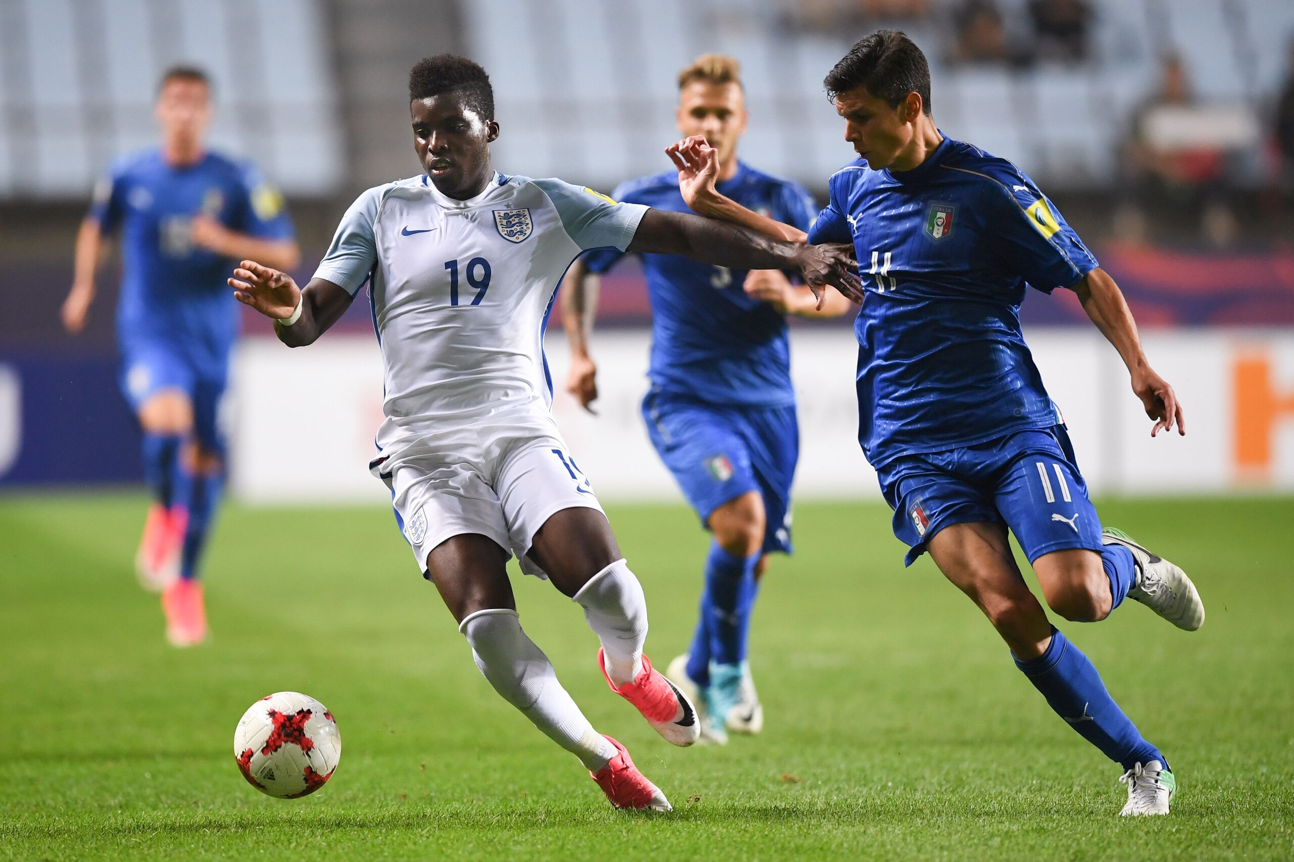 England's forward Sheyi Ojo (L) and Italy's midfielder Matteo Pessina compete for the ball during the U-20 World Cup semi-final football match between England and Italy in Jeonju on June 8, 2017. / AFP PHOTO / JUNG Yeon-Je (Photo credit should rea England's forward Sheyi Ojo (L) and Italy's midfielder Matteo Pessina compete for the ball during the U-20 World Cup semi-final football match between England and Italy in Jeonju on June 8, 2017. / AFP PHOTO / JUNG Yeon-Je (Photo credit should rea