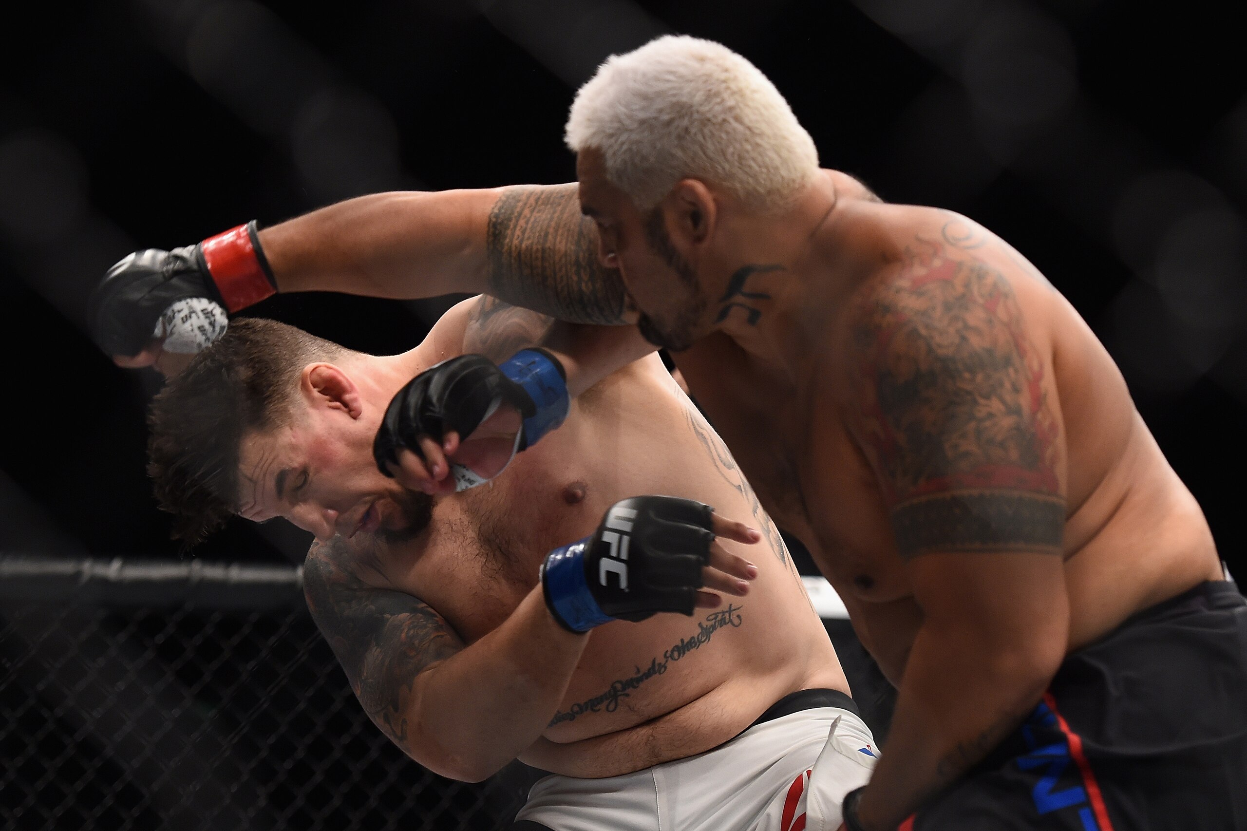 Mar 20, 2016; Brisbane, Australia; Mark Hunt (red gloves) competes against Frank Mir (blue gloves) during UFC Fight Night at Brisbane Entertainment Centre. Mandatory Credit: Matt Roberts-USA TODAY Sports