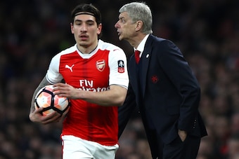 LONDON, ENGLAND - MARCH 11:  Arsene Wenger, Manager of Arsenal gives instructions as Hector Bellerin of Arsenal takes a throw in during The Emirates FA Cup Quarter-Final match between Arsenal and Lincoln City at Emirates Stadium on March 11, 2017 in Londo