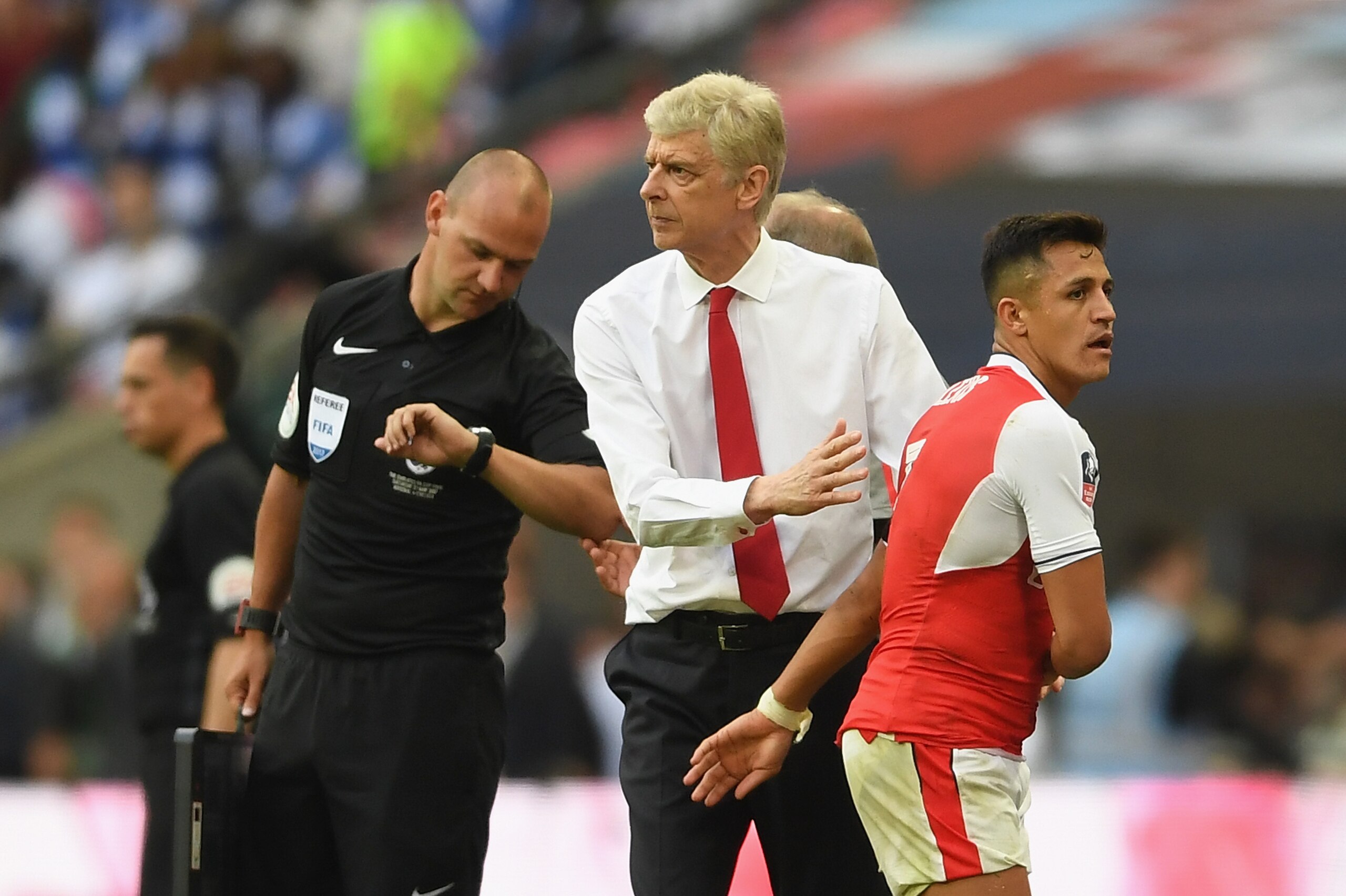 LONDON, ENGLAND - MAY 27:  Alexis Sanchez of Arsenal and Arsene Wenger, Manager of Arsenal embrace during the Emirates FA Cup Final between Arsenal and Chelsea at Wembley Stadium on May 27, 2017 in London, England.  (Photo by Laurence Griffiths/Getty Imag