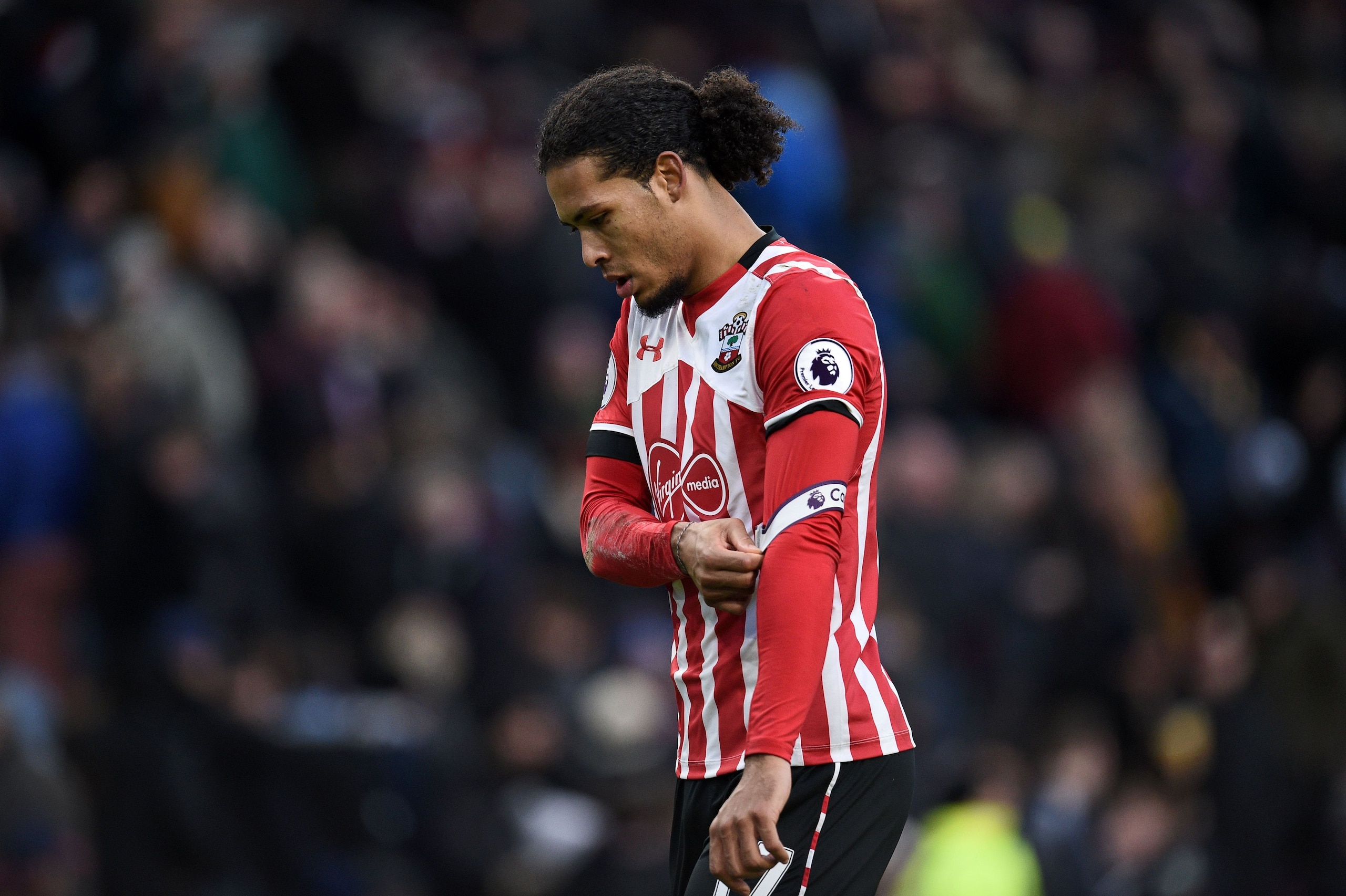 Southampton's Dutch defender Virgil van Dijk walks from the pitch at half time in the English Premier League football match between Burnley and Southampton at Turf Moor in Burnley, north west England on January 14, 2017. / AFP / Oli SCARFF / RESTRICTED TO