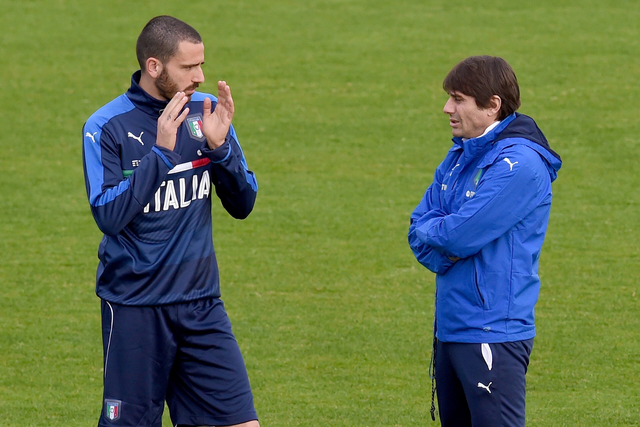 FLORENCE, ITALY - MARCH 21:  Head Coach Antonio Conte (R) and Leonardo Bonucci chat during the Italy training session at the club's training ground at Coverciano on March 21, 2016 in Florence, Italy.  (Photo by Claudio Villa/Getty Images)
