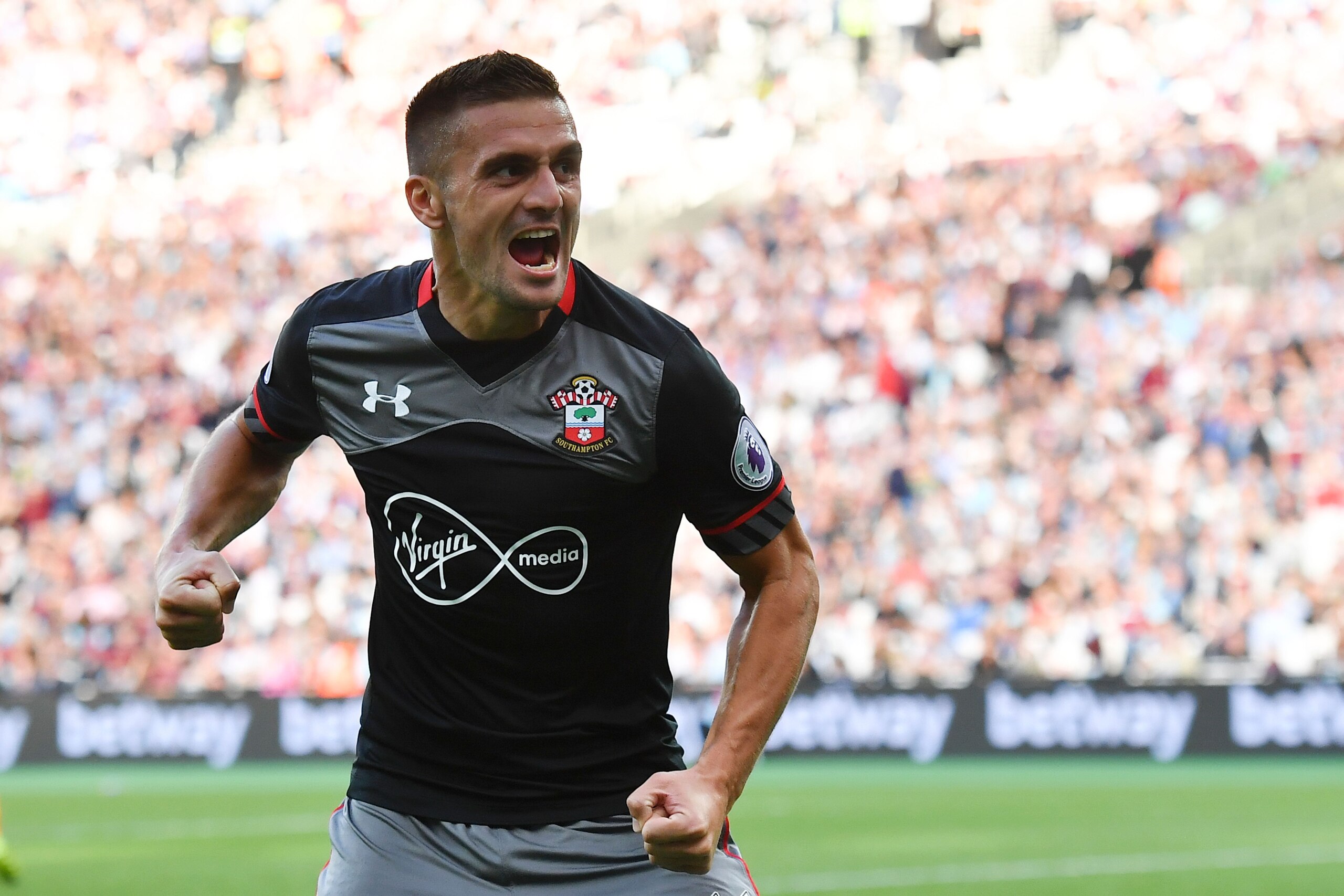 Southampton's Serbian midfielder Dusan Tadic celebrates scoring their second goal during the English Premier League football match between West Ham United and Southampton at The London Stadium, in east London on September 25, 2016. / AFP / Ben STANSALL / 